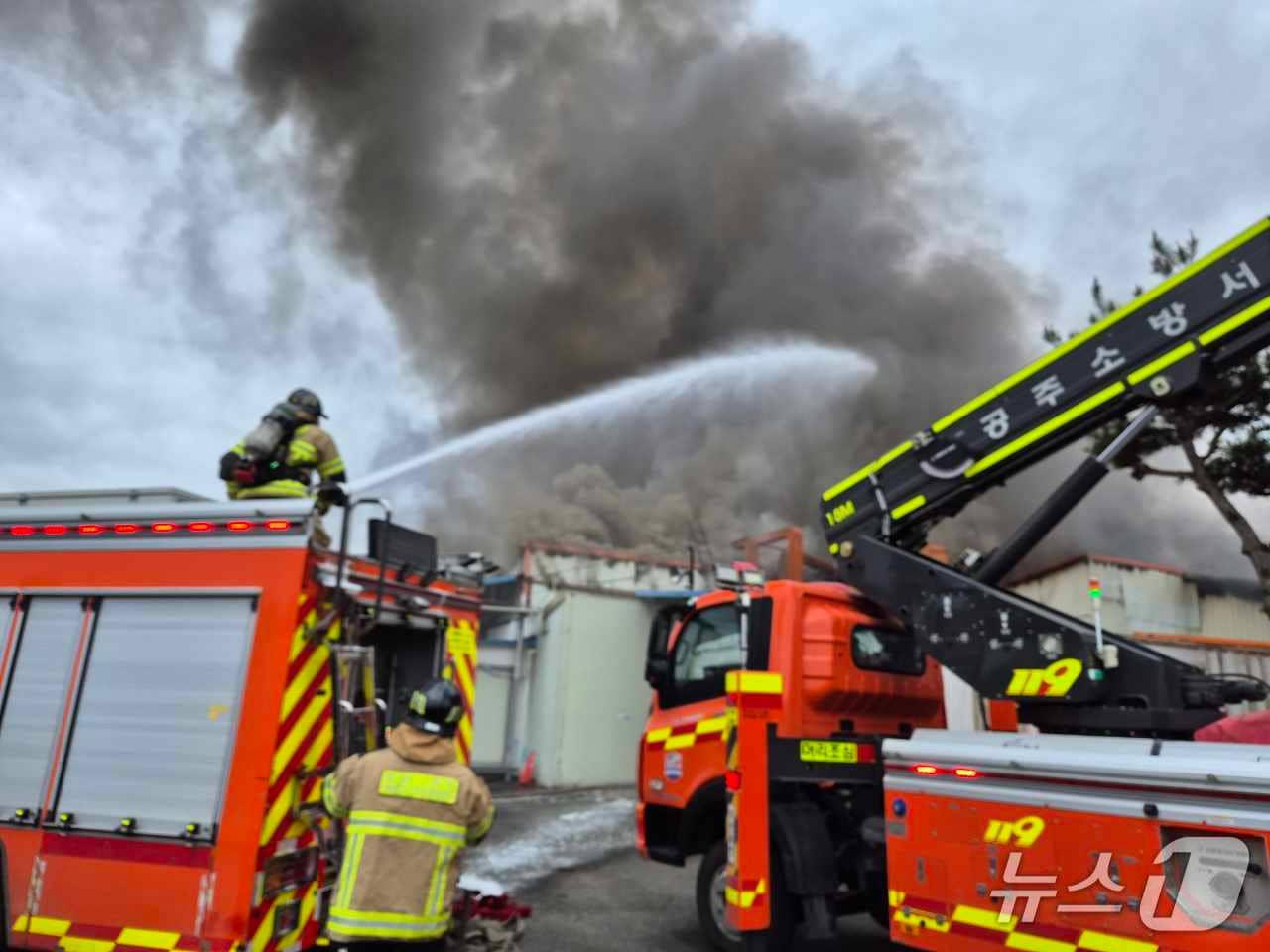 본문 이미지 - 공주 유구읍 만천리 공장 화재 현장. (공주소방서 제공. 재판매 및 DB금지) / 뉴스1
