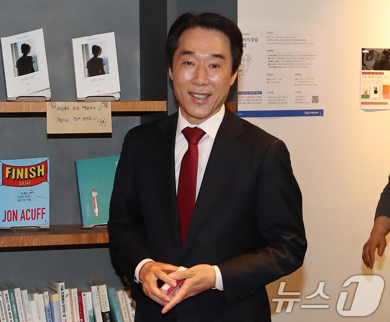 본문 이미지 - 최윤홍 부산교육감 예비후보가 20일 부산 북구 한 카페에서 열린 '부산 북구 학부모 소통간담회'에 참석하고 있다. 2026.4.20 ⓒ 뉴스1 윤일지 기자