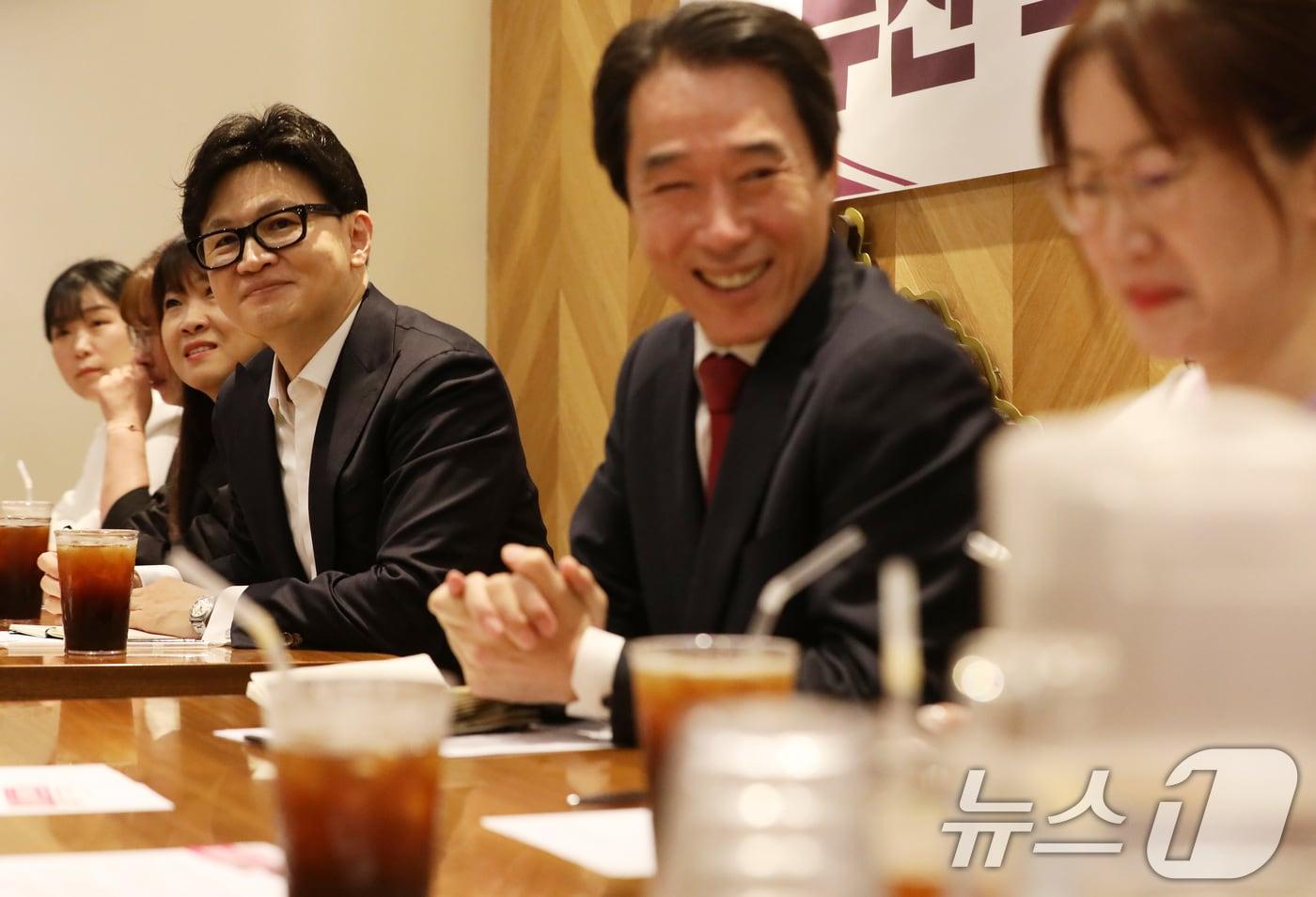 본문 이미지 - 한동훈 전 국민의힘 대표가 20일 부산 북구 한 카페에서 최윤홍 부산교육감 예비후보 초청 '부산 북구 학부모 소통간담회'에 참석해 있다. 2026.4.20 ⓒ 뉴스1 윤일지 기자