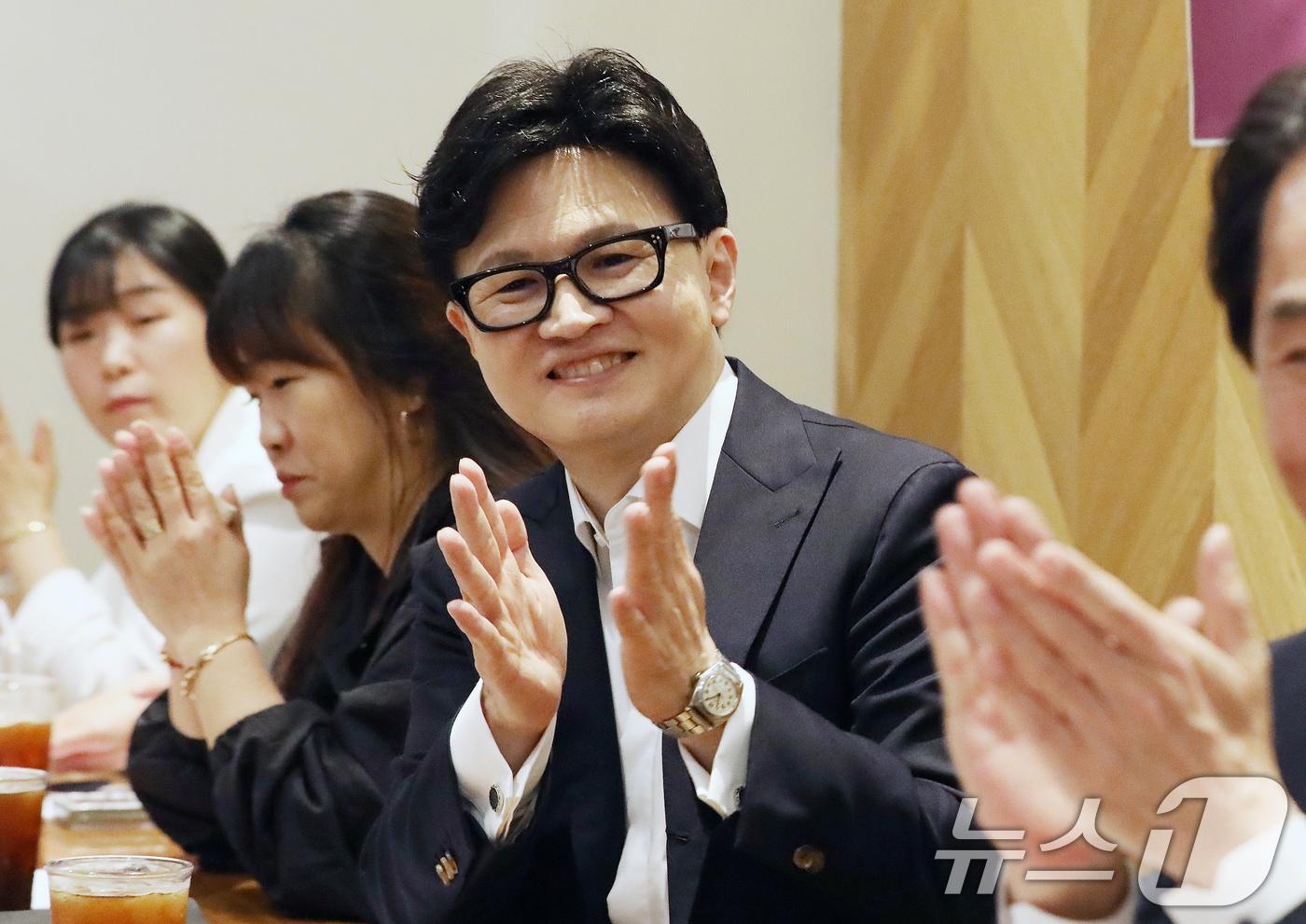 본문 이미지 - 한동훈 전 국민의힘 대표가 20일 부산 북구 한 카페에서 최윤홍 부산교육감 예비후보 초청 '부산 북구 학부모 소통간담회'에서 손뼉을 치고 있다. 2026.4.20 ⓒ 뉴스1 윤일지 기자