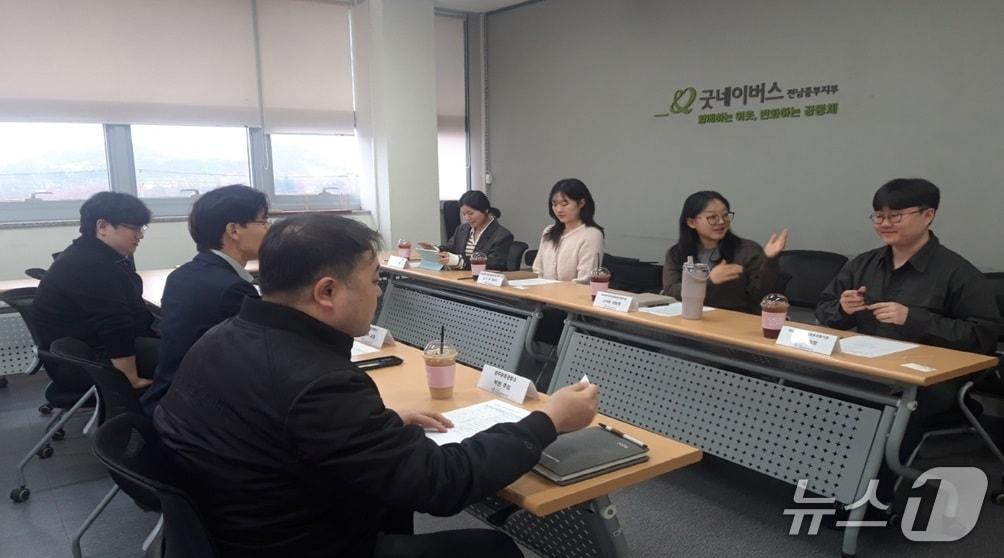 본문 이미지 - 광주보호관찰소 관계자들이 아동보호전문기관 관계자들과 만나 아동학대 재범 방지를 위한 사례 회의를 진행하고 있다.(사진=광주보호관찰소 제공)