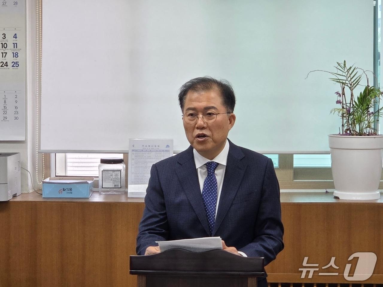 본문 이미지 - 20일  더불어민주당 영동군수 선거 정일택 전  예비후보가 경선 결과와 관련한 입장을 밝히고 있다. 2026.4.20/뉴스1