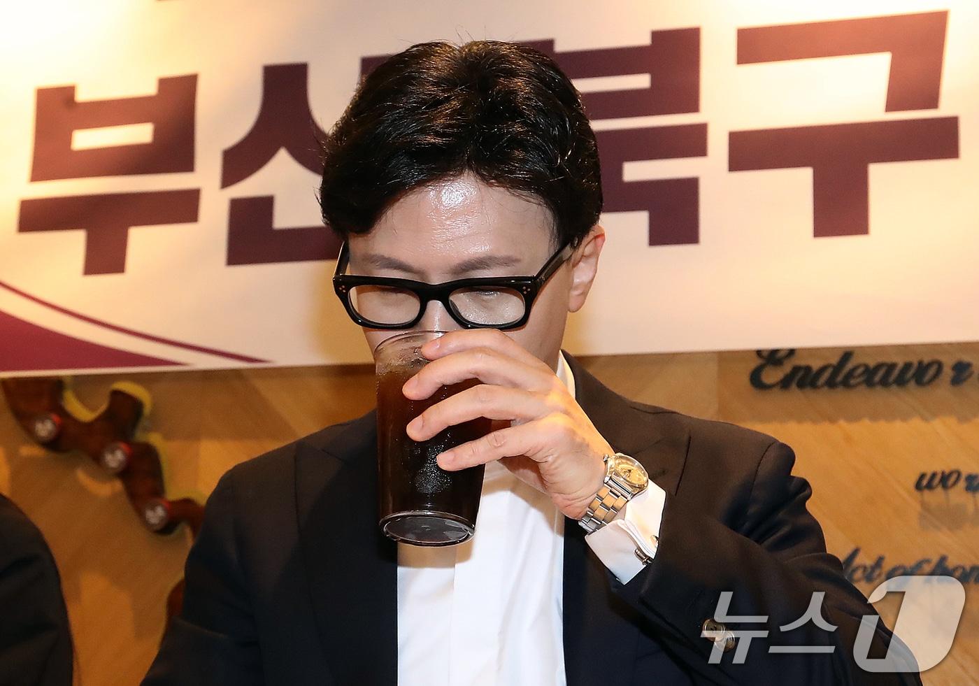 본문 이미지 - 한동훈 전 국민의힘 대표가 20일 부산 북구 한 카페에서 열린 '부산 북구 학부모 소통간담회'에 참석해 커피를 마시고 있다. 2026.4.20 ⓒ 뉴스1 윤일지 기자