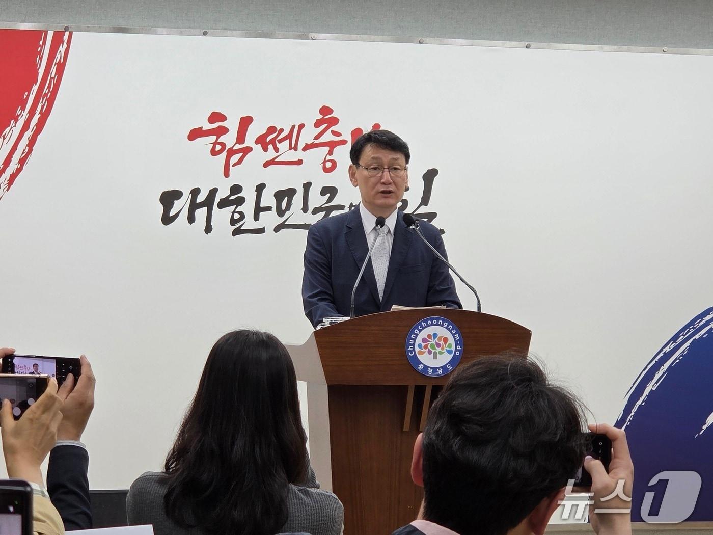 본문 이미지 - 홍종완 충남도 행정부지사가 도청 프레스센터에서 기자회견을 열어 종합 지원 대책을 발표하고 있다.2026.4.20/뉴스1