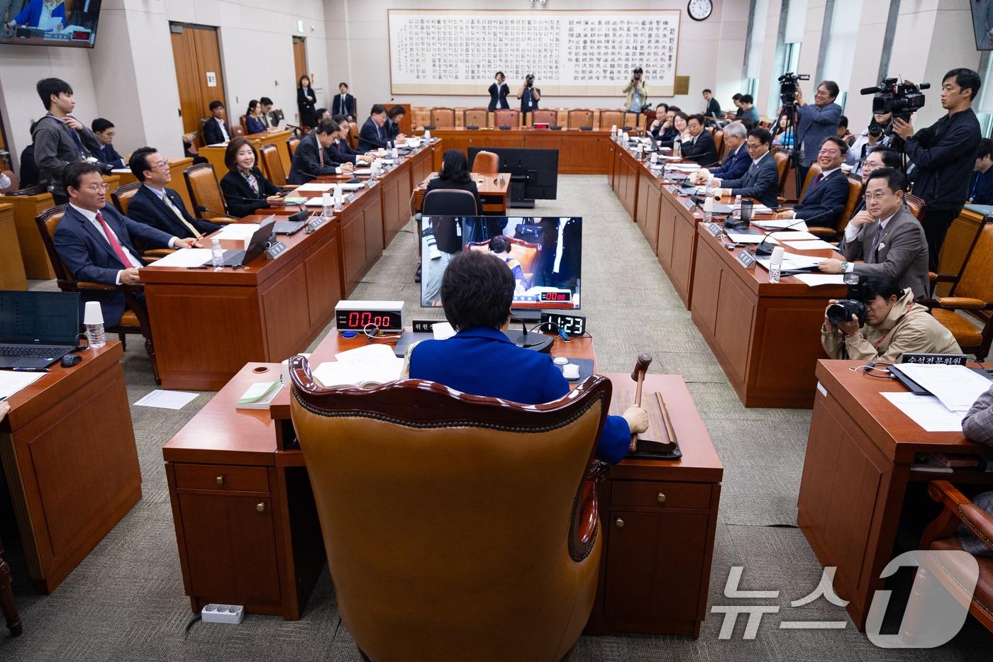 본문 이미지 - 20일 서울 여의도 국회에서 열린 제434회 국회(임시회) 윤석열 정권 정치검찰 조작기소 의혹 사건 진상규명 국정조사특별위원회 제9차 전체회의에서 서영교 위원장이 의사봉을 두드리고 있다. 2026.4.20 ⓒ 뉴스1 유승관 기자