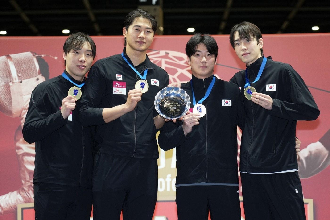 본문 이미지 - 이탈리아 파도바 월드컵 남자 사브르 단체전 금메달 획득 후 사진 촬영 중인 박상원, 오상욱. 임재윤, 도경동(왼쪽부터) (대한펜싱협회 제공)