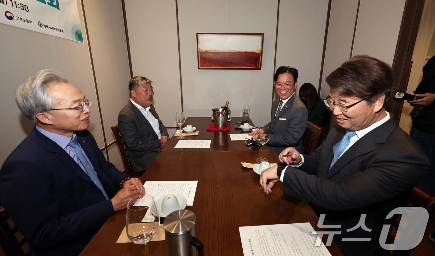 본문 이미지 - 최진식 한국중견기업연합회 회장(왼쪽부터)과 김동명 한국노동조합총연맹 위원장, 김영훈 고용노동부 장관, 김지형 경제사회노동위윈회 위원장이 20일 서울 종로구의 한 음식점에서 열린 오찬 간담회에서 대화하고 있다. 2026.4.20 ⓒ 뉴스1 구윤성 기자