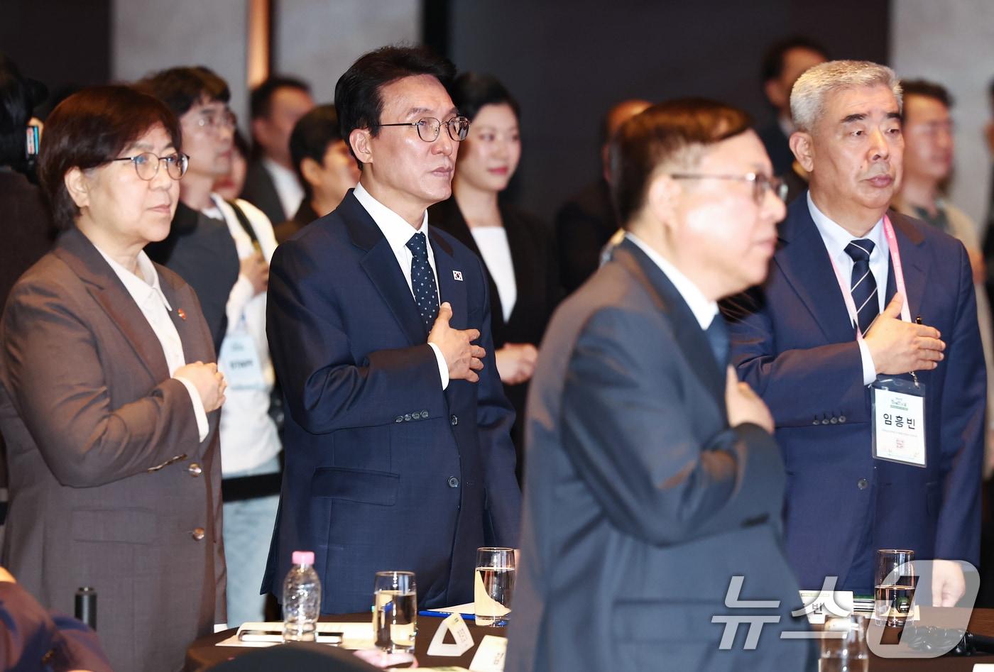 본문 이미지 - 김민석 국무총리가 20일 오전 서울 광진구 그랜드 워커힐 서울에서 열린 제46회 장애인의 날 기념식에서 정은경 보건복지부 장관 등 참석자들과 국민의례를 하고 있다. 2026.4.20 ⓒ 뉴스1 김민지 기자