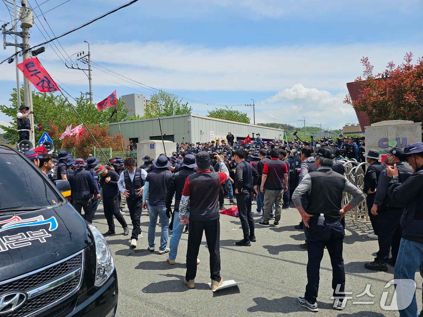본문 이미지 - CU 진주물류센터 앞에서 경찰과 대치하고 있는 조합원들.2026.04.20/뉴스1 한송학기자