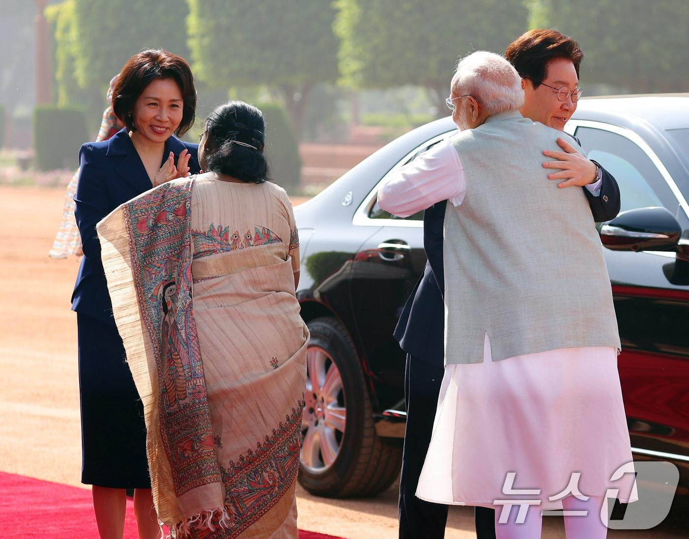 본문 이미지 - 이재명 대통령과 김혜경 여사가 20일 뉴델리 대통령궁 광장에서 열린 공식환영식에서 드라우파디 무르무 인도 대통령, 나렌드라 모디 인도 총리(오른쪽)와 인사하고 있다. 2026.4.20 ⓒ 뉴스1 이재명 기자