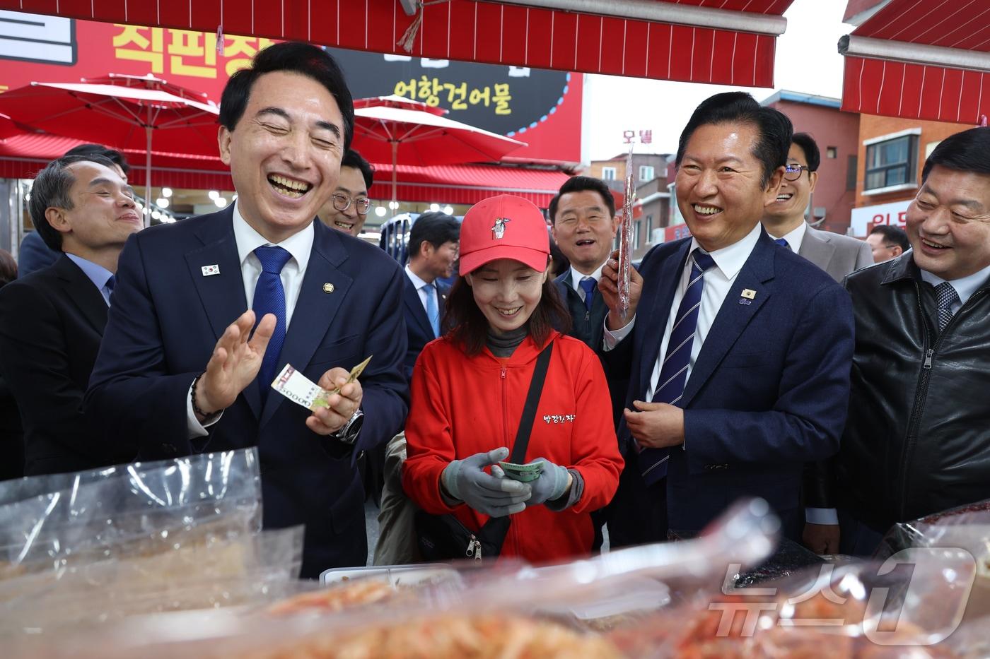 본문 이미지 - 정청래 더불어민주당 대표가 20일 충남 대천항수산시장에서 박수현 충남도지사와 함께 상인과 대화하고 있다. 2026.4.20 ⓒ 뉴스1 김기태 기자