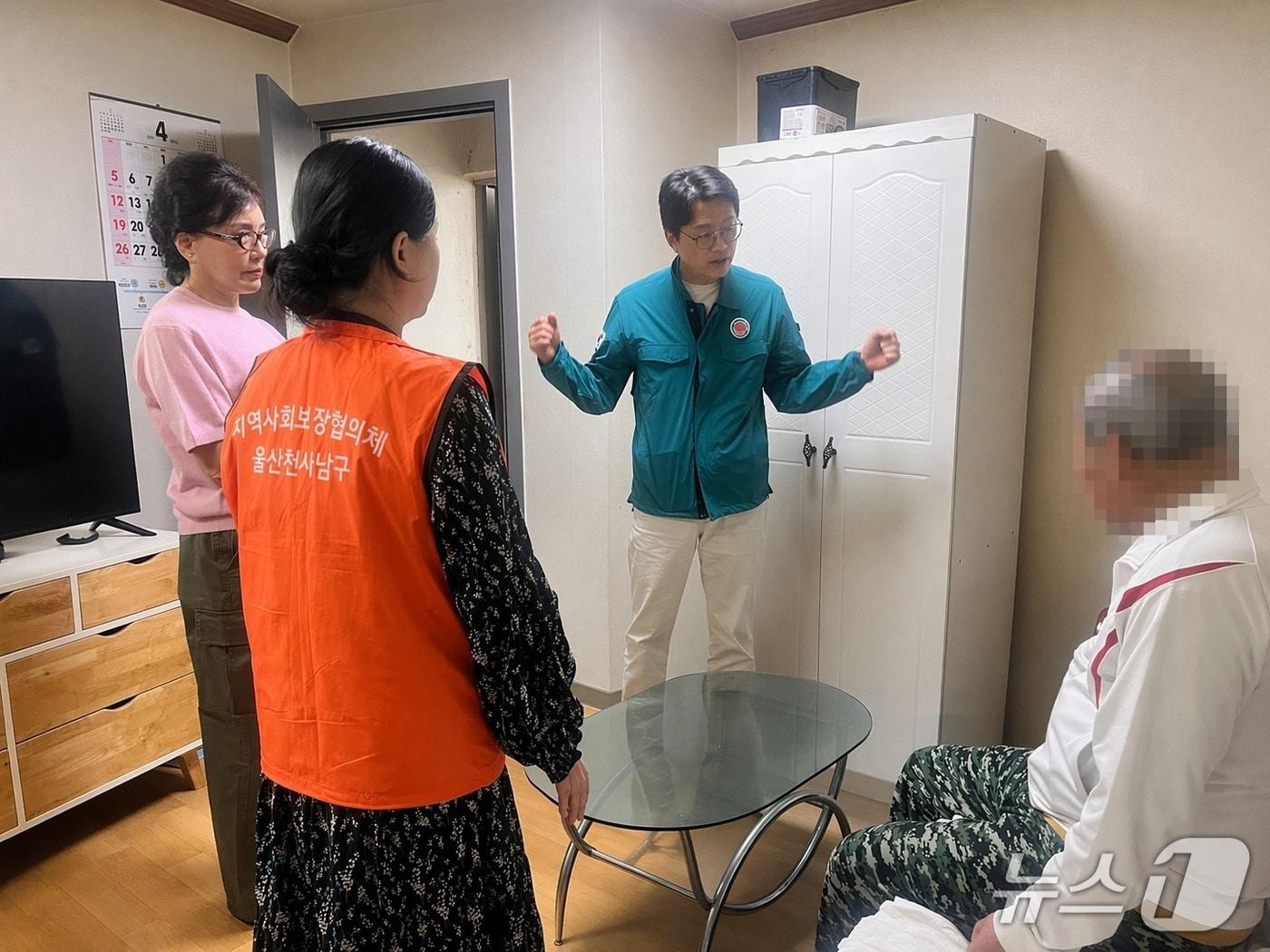 본문 이미지 - 야음장생포동 행정복지센터 직원들이 '복지레이더망'을 통해 열흘 이상 끼니를 잇지 못한 A 씨(54)를 찾아 도왔다고 20일 밝혔다.(울산 남구 제공. 재판매 및 DB금지)/뉴스1