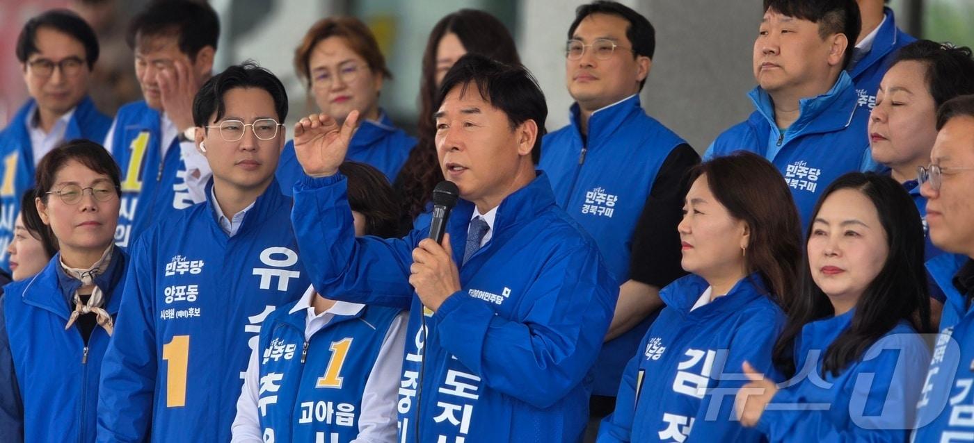 본문 이미지 - 오중기 더불어민주당 경북지사 예비후보가 20일 구미시청사 앞에서 민주당 도시의원 예비후보들과 함께 기자회견을 하고 있다. 2026.4.20 ⓒ 뉴스1 정우용 기자