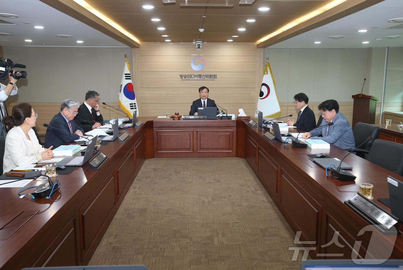 본문 이미지 - 김종철 방송미디어통신위원장(가운데)이 20일 정부과천청사에서 '2026년 제3차 전체회의'를 진행하고 있다. (방미통위 제공)