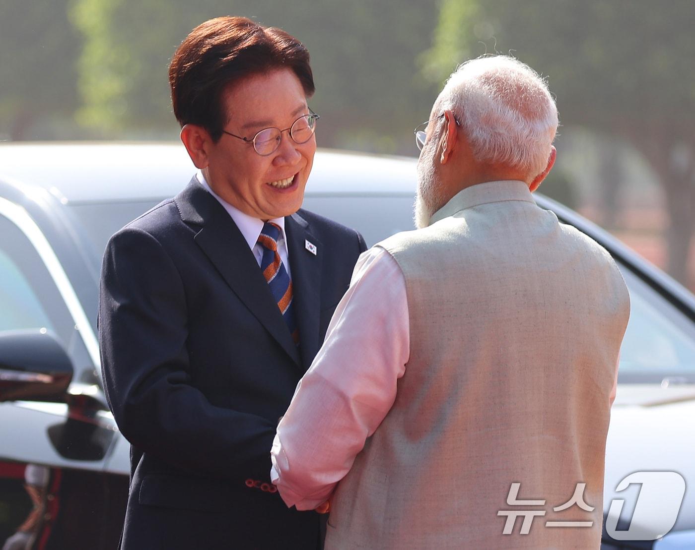 본문 이미지 - 이재명 대통령이 20일 뉴델리 대통령궁 광장에서 열린 공식환영식에서 나렌드라 모디 인도 총리와 인사하고 있다. 2026.4.20 ⓒ 뉴스1 이재명 기자