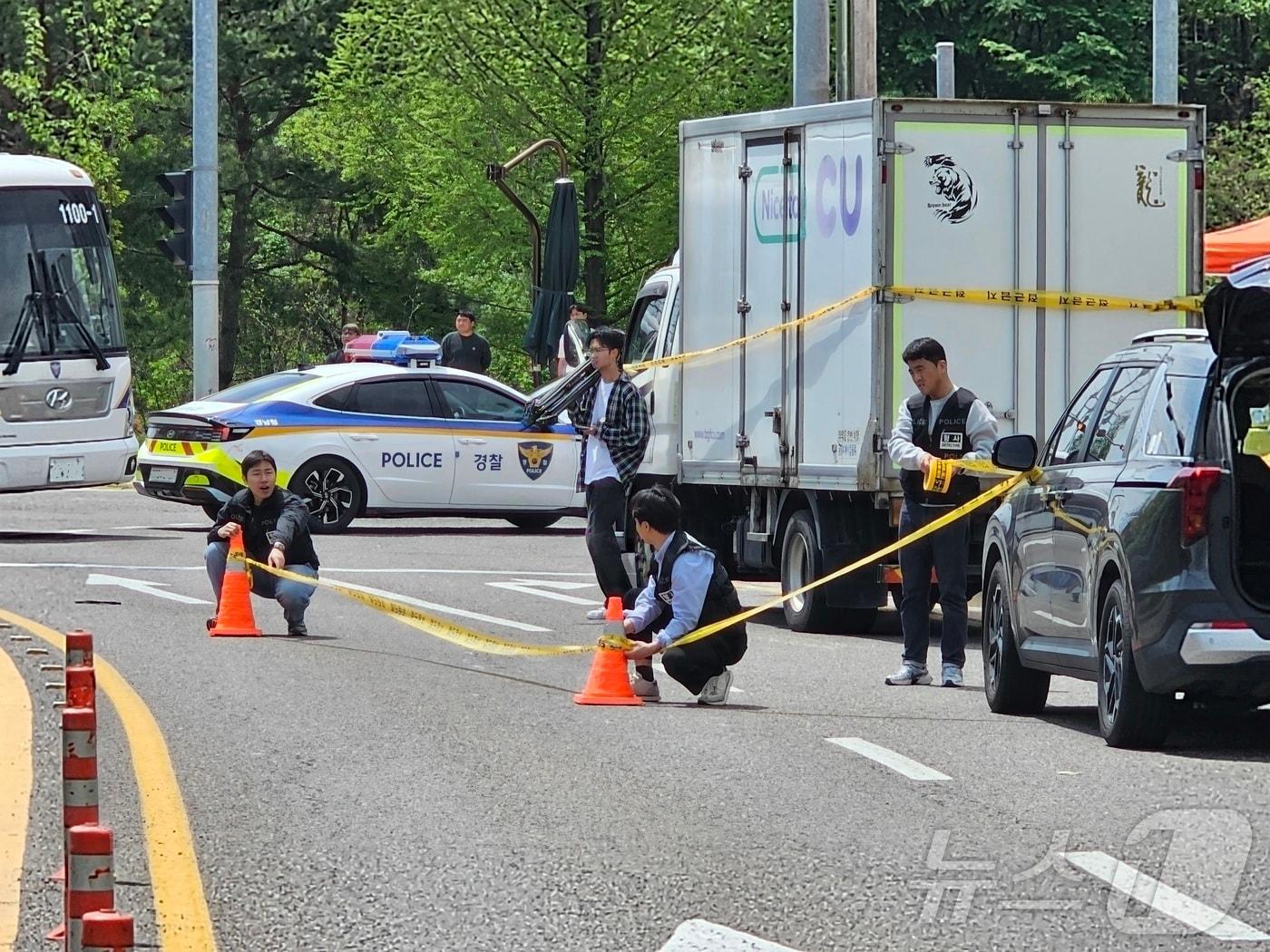 본문 이미지 - 20일 민주노총 산하 화물연대 편의점지부 CU지회 집회가 진행 중인 경남 진주시 정촌면 CU 진주물류센터 앞에서 노조 조합원 3명이 화물차와 충돌해 숨지거나 다치는 사고가 발생해 경찰이 사고 차량과 사고 현장에 폴리스라인을 설치하고 있다. 2026.4.20 ⓒ 뉴스1 한송학 기자