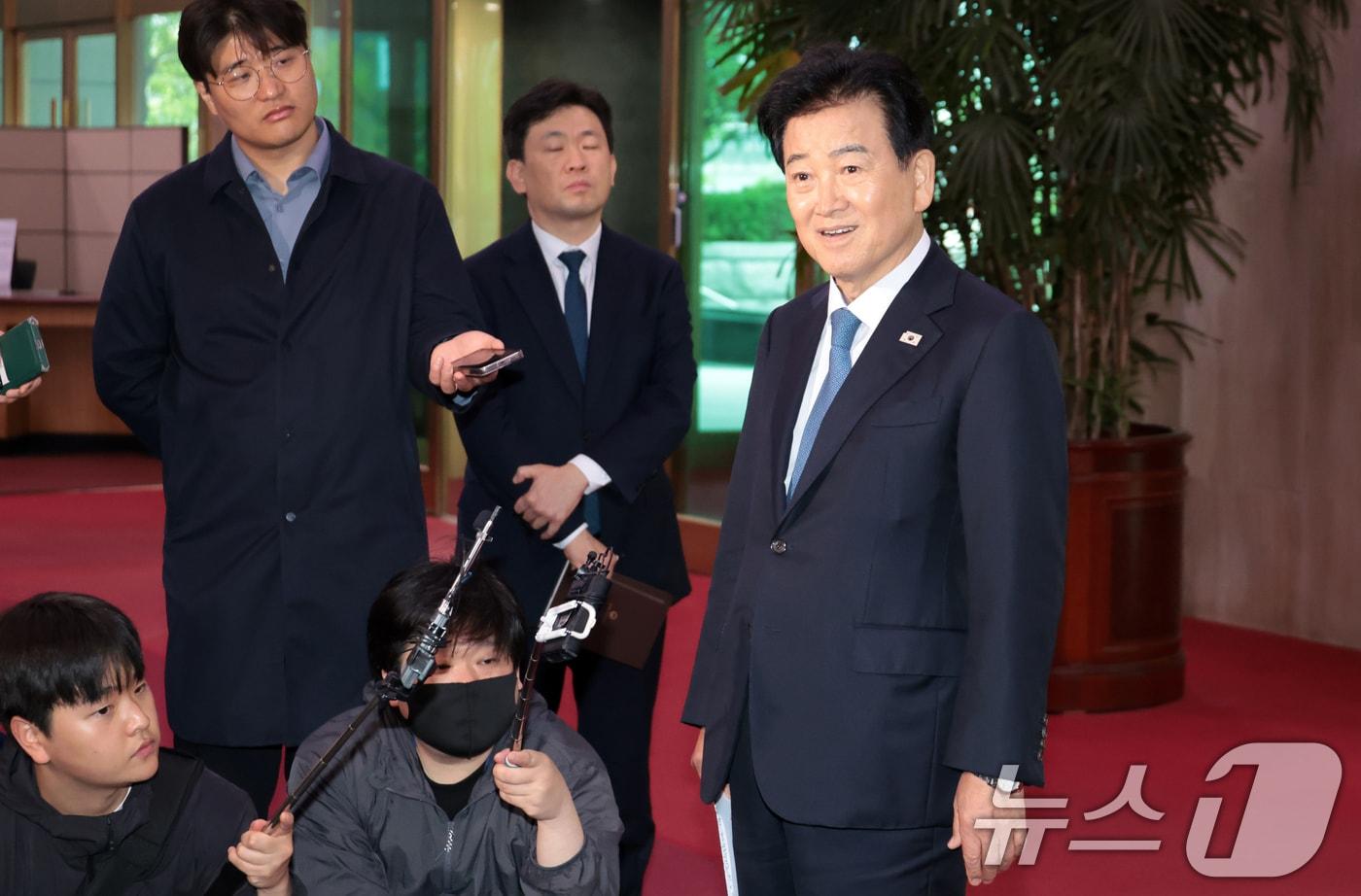 본문 이미지 - 정동영 통일부 장관이 20일 오후 서울 종로구 정부서울청사에서 '북한 구성시 핵시설' 발언과 관련해 입장을 밝히고 있다. 2026.4.20 ⓒ 뉴스1 김명섭 기자