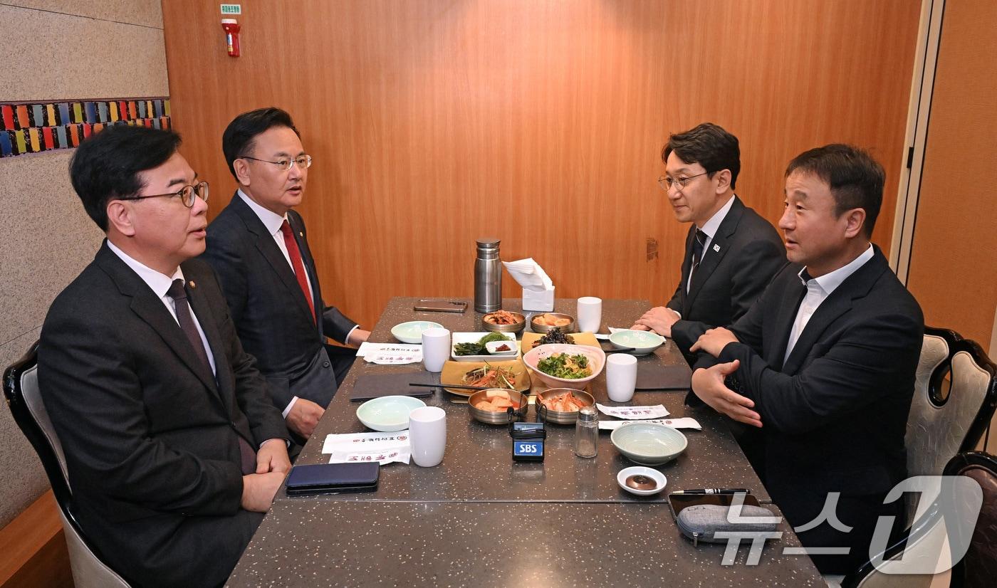 본문 이미지 - 한병도 더불어민주당 원내대표와 송언석 국민의힘 원내대표가 20일 서울 여의도의 한 음식점에서 오찬 회동을 하고 있다. 왼쪽부터 송 원내대표, 유상범 원내운영수석부대표, 천준호 원내운영수석부대표, 한 원내대표. (공동취재) 2026.4.20 ⓒ 뉴스1 신웅수 기자