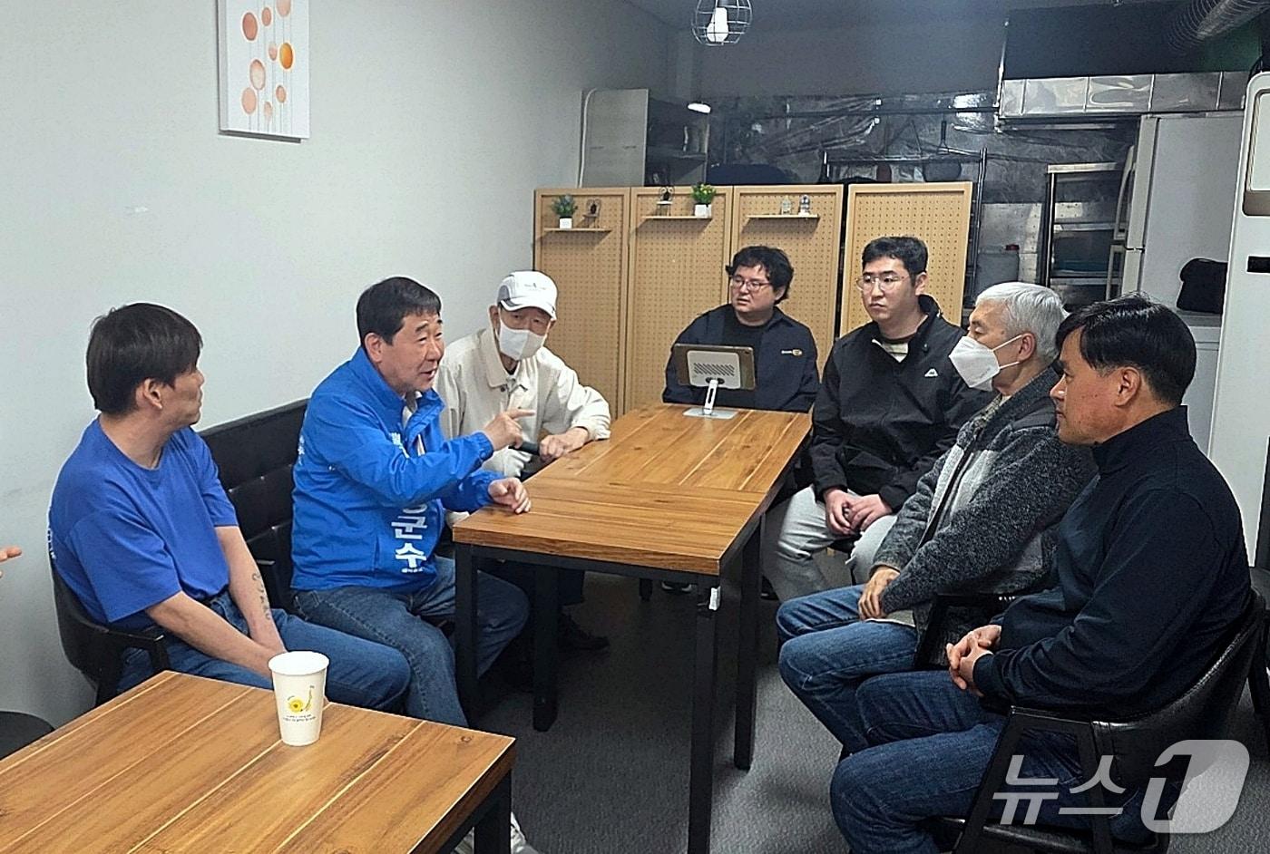 본문 이미지 - 장애인 가족과 간담회 하는 이재영 민주당 증평군수 후보.(이재영 선거사무소 제공. 재판매 및 DB금지)