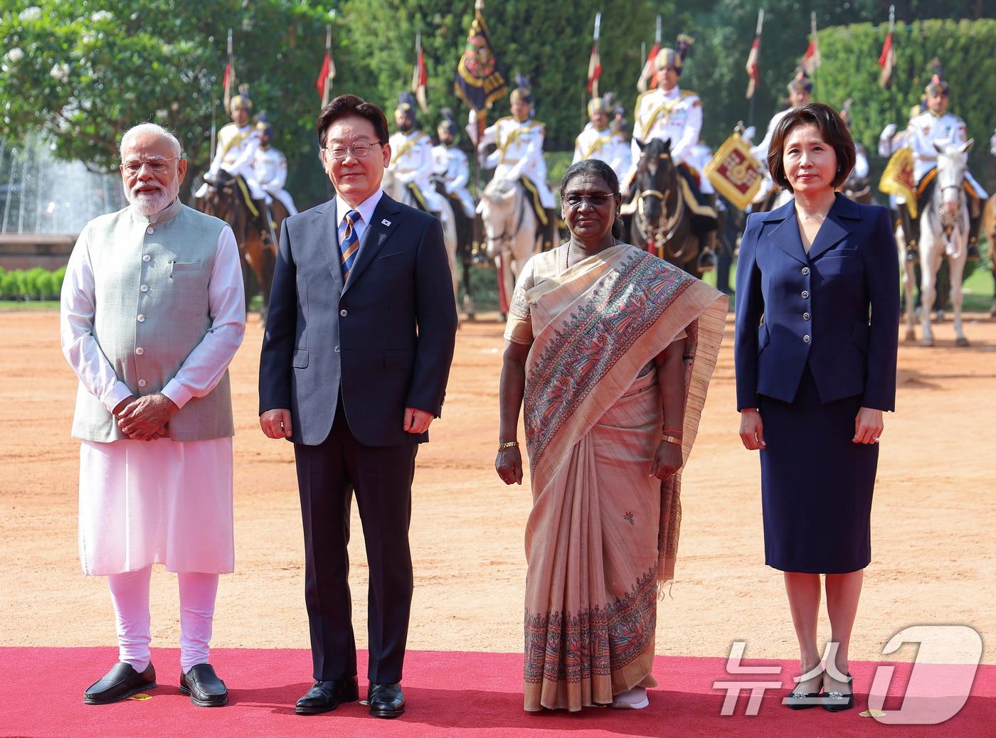 본문 이미지 - 이재명 대통령과 김혜경 여사가 20일 뉴델리 대통령궁 광장에서 열린 공식환영식에서 드라우파디 무르무 인도 대통령, 나렌드라 모디 인도 총리(왼쪽)와 기념촬영을 하고 있다. 2026.4.20 ⓒ 뉴스1 이재명 기자