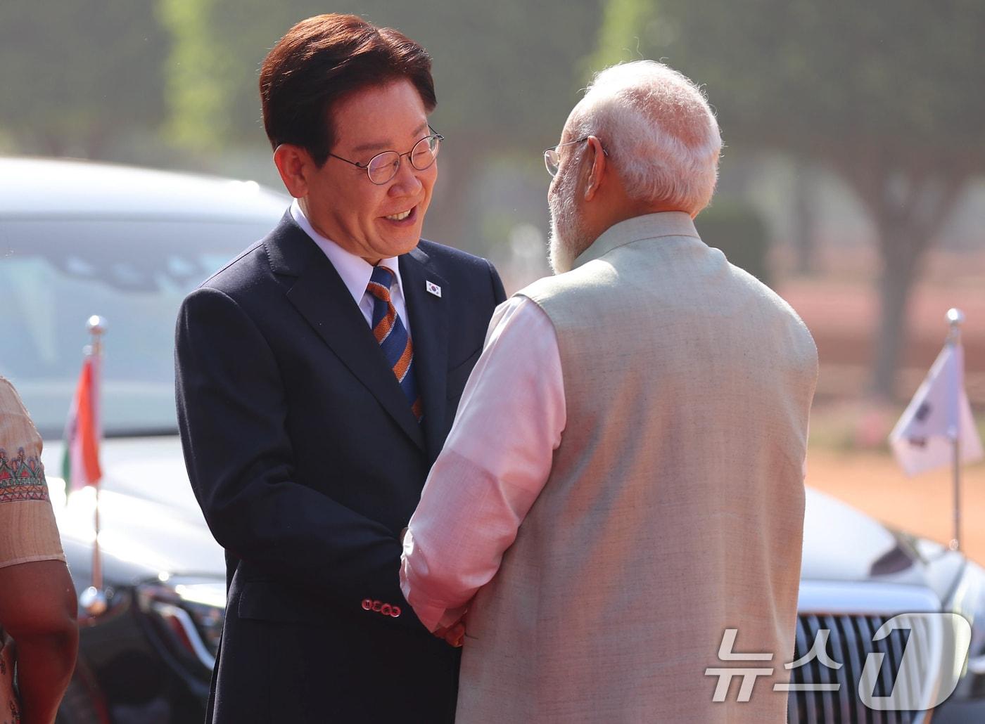 본문 이미지 - 이재명 대통령이 20일 뉴델리 대통령궁 광장에서 열린 공식환영식에서 나렌드라 모디 인도 총리와 인사하고 있다. 2026.4.20 ⓒ 뉴스1 이재명 기자