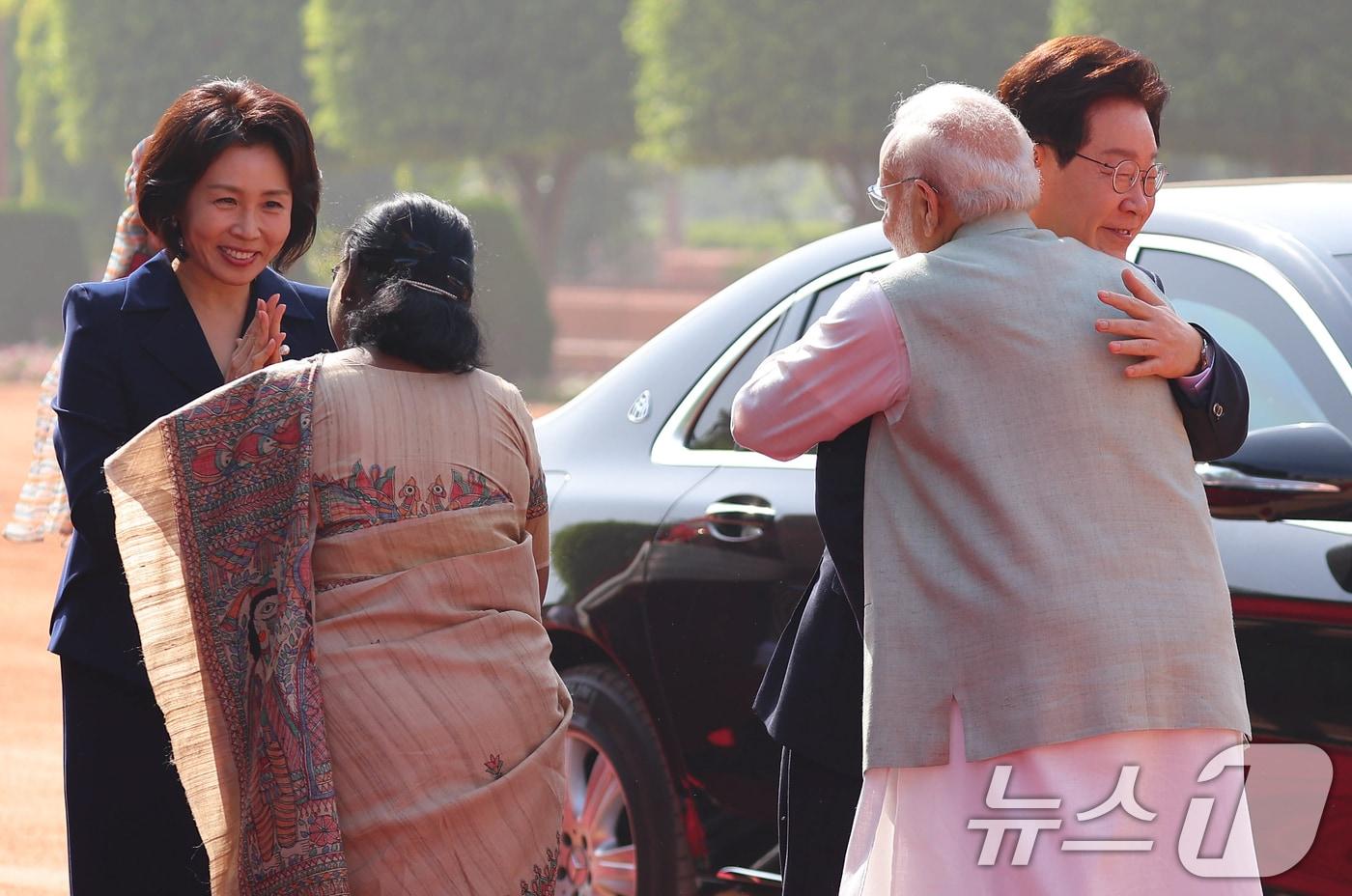 본문 이미지 - 이재명 대통령과 김혜경 여사가 20일 뉴델리 대통령궁 광장에서 열린 공식환영식에서 드라우파디 무르무 인도 대통령, 나렌드라 모디 인도 총리(오른쪽)와 인사하고 있다. 2026.4.20 ⓒ 뉴스1 이재명 기자
