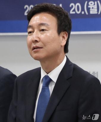 본문 이미지 - 더불어민주당 1호 영입인재인 전태진 변호사가 20일 울산시의회 프레스센터에서 기자회견을 하고 있다. 전 변호사는 6·3 지방선거와 함께 치러지는 울산 남구갑 국회의원 보궐선거에 후보로 나선다. 2026.4.20 ⓒ 뉴스1 조민주 기자