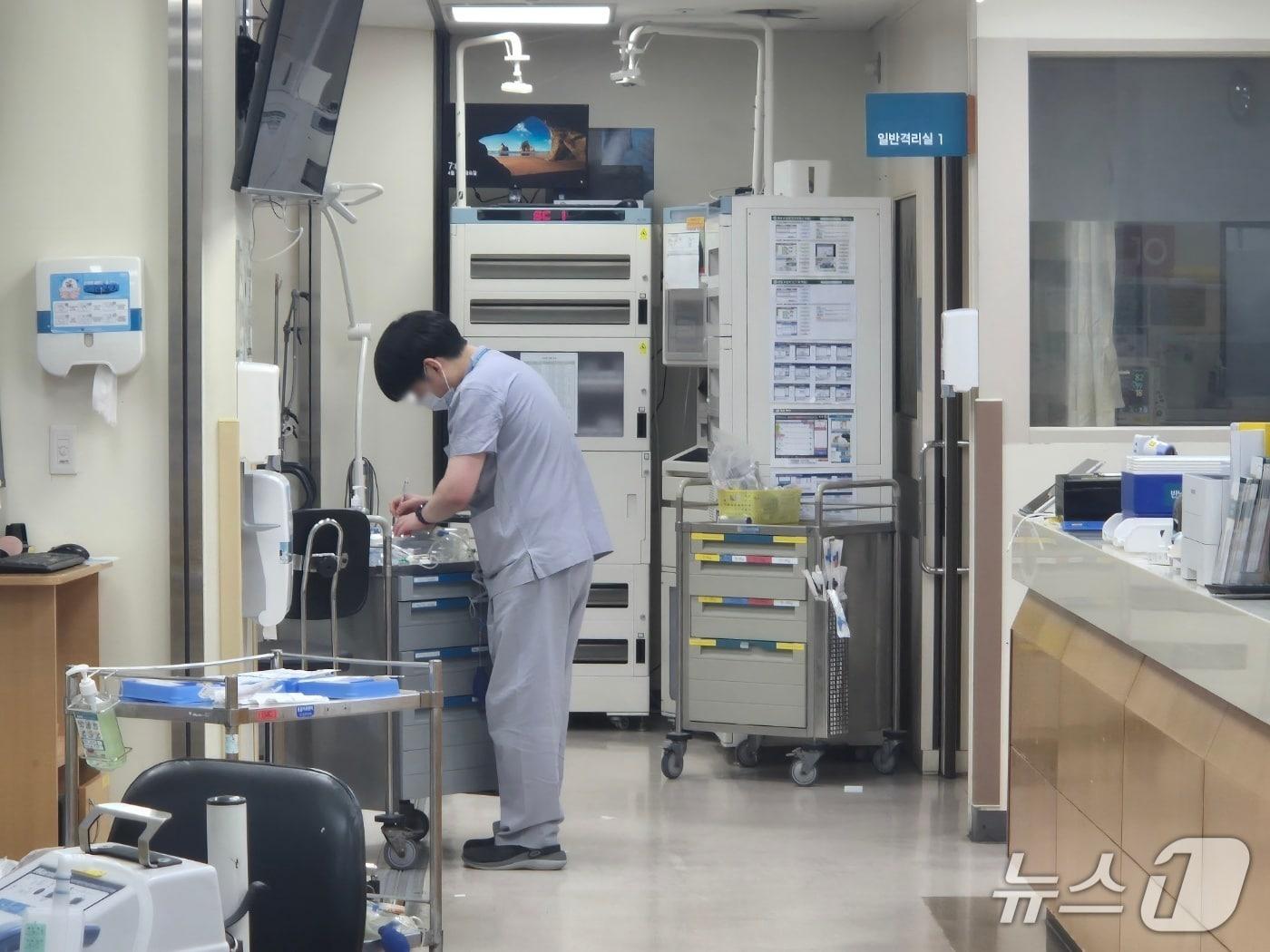 본문 이미지 - 지난 17일 강릉아산병원 권역응급의료센터 소속 의료진이 환자 처치를 위해 분주히 움직이고 있다. 뉴스1 윤왕근 기자