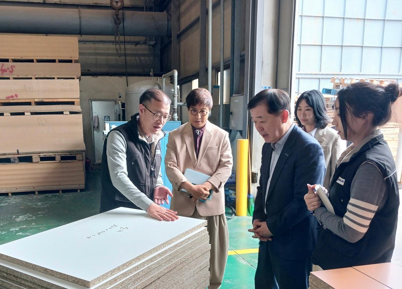 본문 이미지 - 이태식 한유원 대표(오른쪽 두 번째)가 월드퍼니처를 방문해 현장을 둘러보고 있다 (한유원 제공)