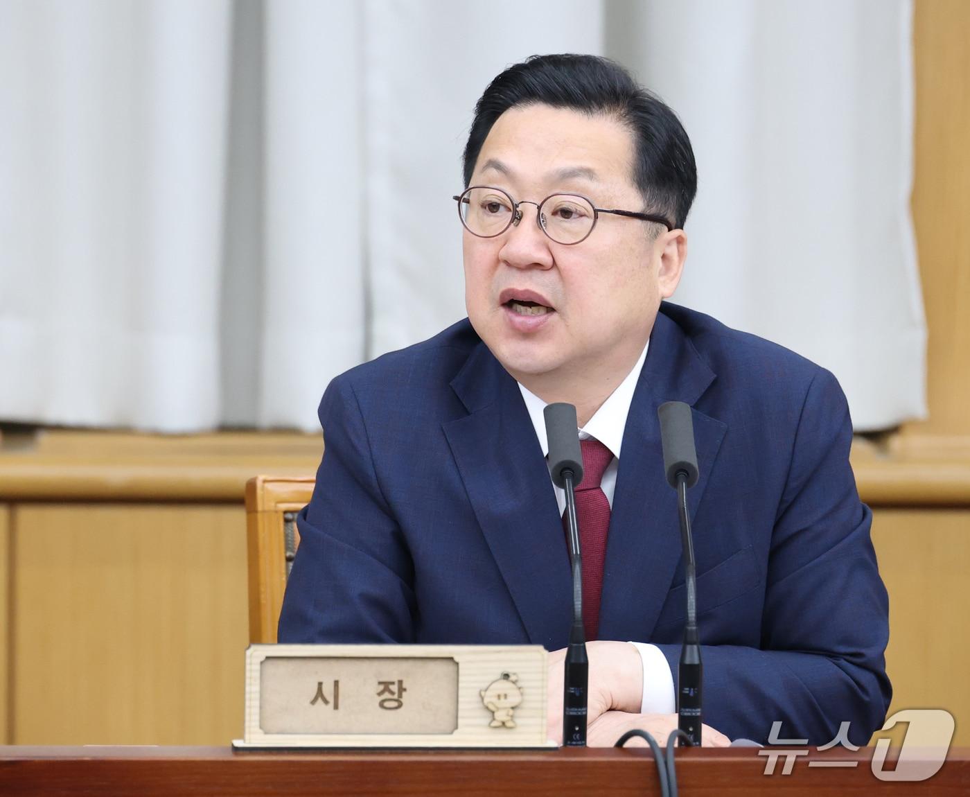 본문 이미지 - 이장우 시장이 20일 오전 주간업무회의를 주재하고 있다. (시 제공) / 뉴스1