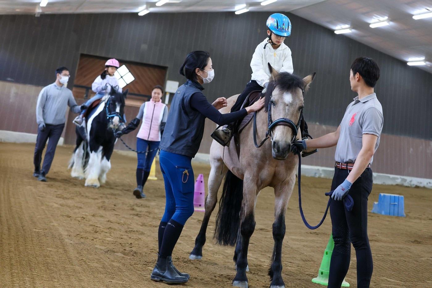 본문 이미지 - 재활승마 체험행사의 모습 (한국마사회 제공)