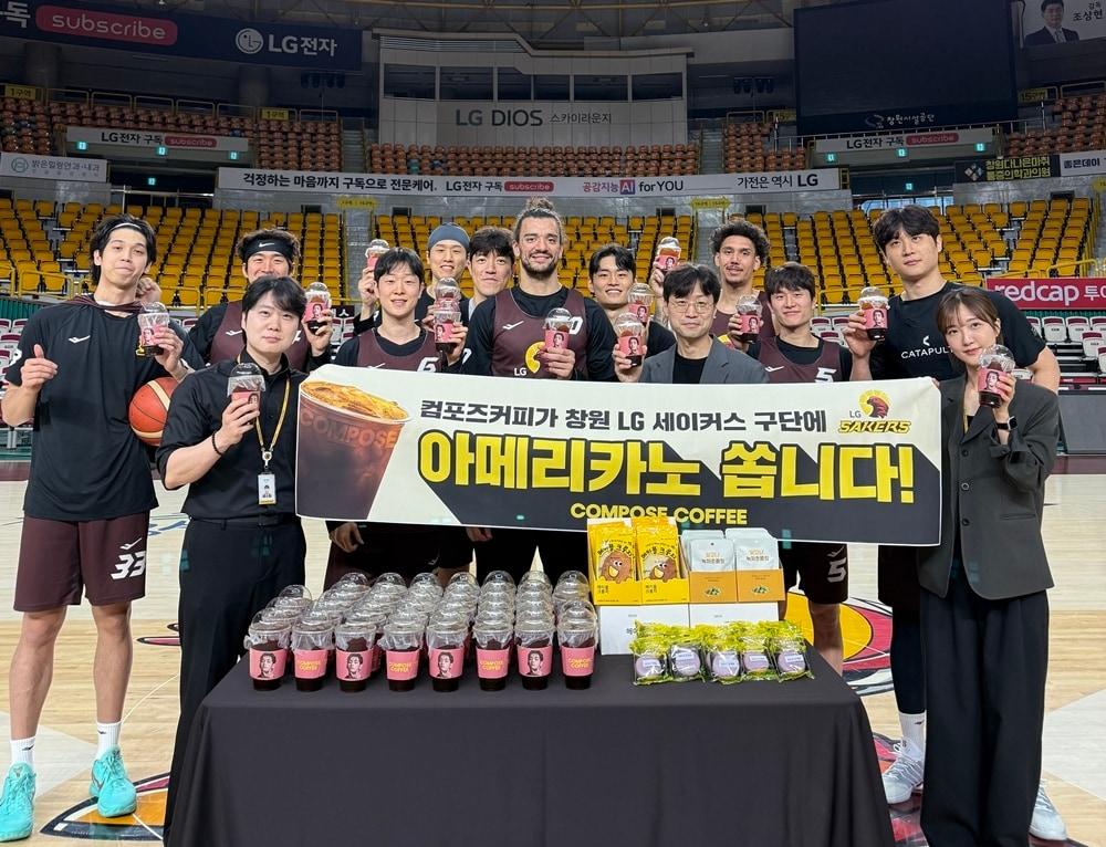 본문 이미지 - 컴포즈커피가 17일 창원 LG 세이커스의 홈구장인 창원실내체육관을 방문해 아셈 마레이(Assem Marei) 선수와 선수단 및 관계자들을 위해 커피와 디저트를 지원했다.(컴포즈커피 제공)