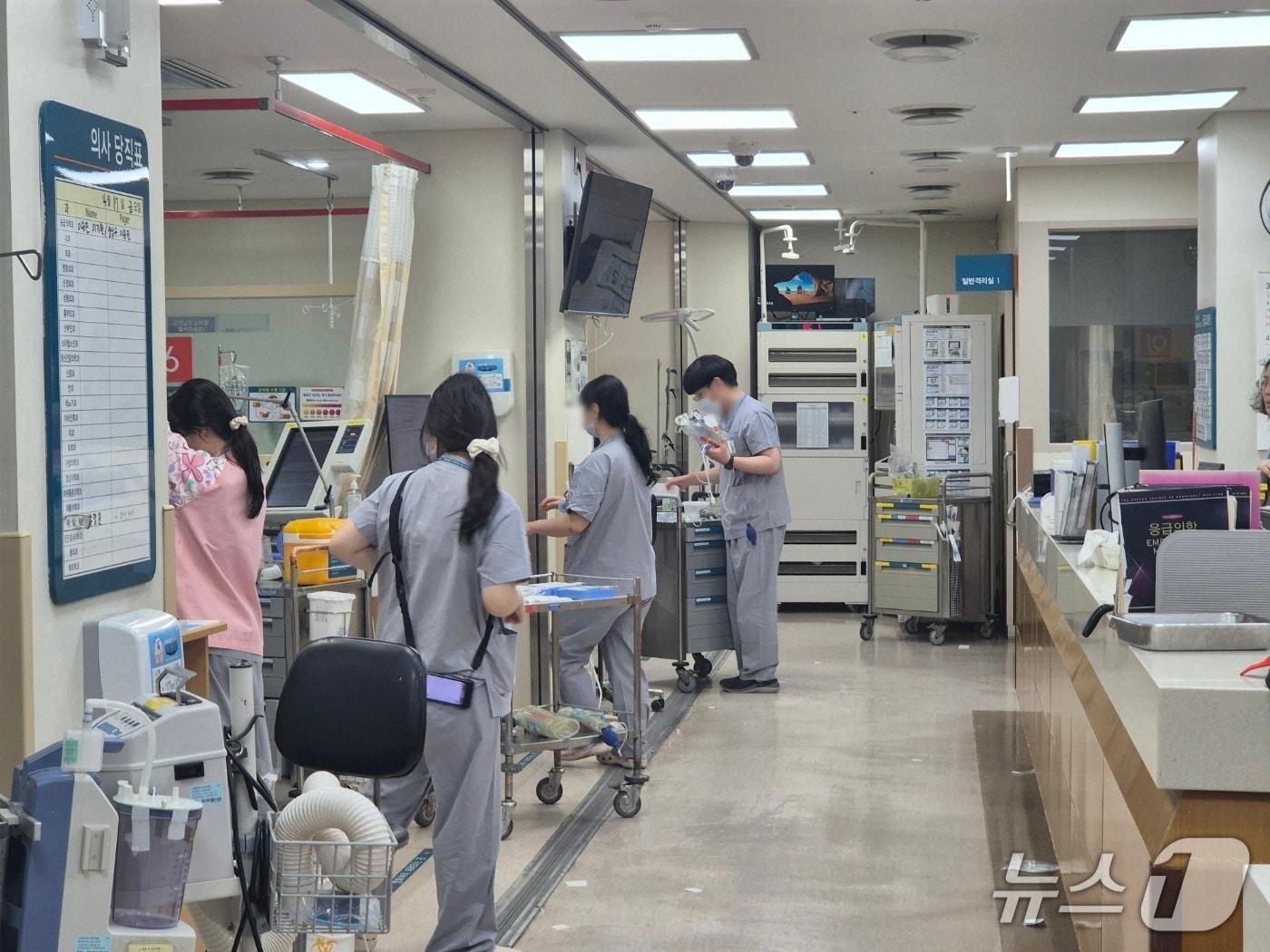 본문 이미지 - 지난 17일 강릉아산병원 권역응급의료센터 소속 의료진이 환자 처치를 위해 분주히 움직이고 있다. 뉴스1 윤왕근 기자