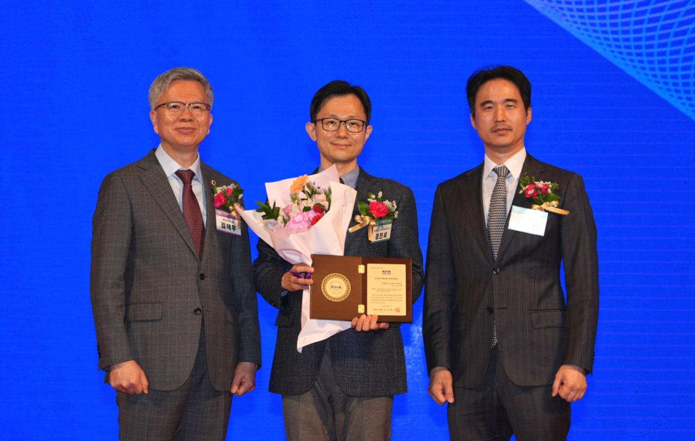 본문 이미지 - 지난 19일 서울드래곤시티 호텔에서 ‘제33회 의당학술상’ 시상식이 진행됐다. (왼쪽부터 김택우 대한의사협회 회장, 정진세 연세대 교수, 김익환 한세실업 부회장)