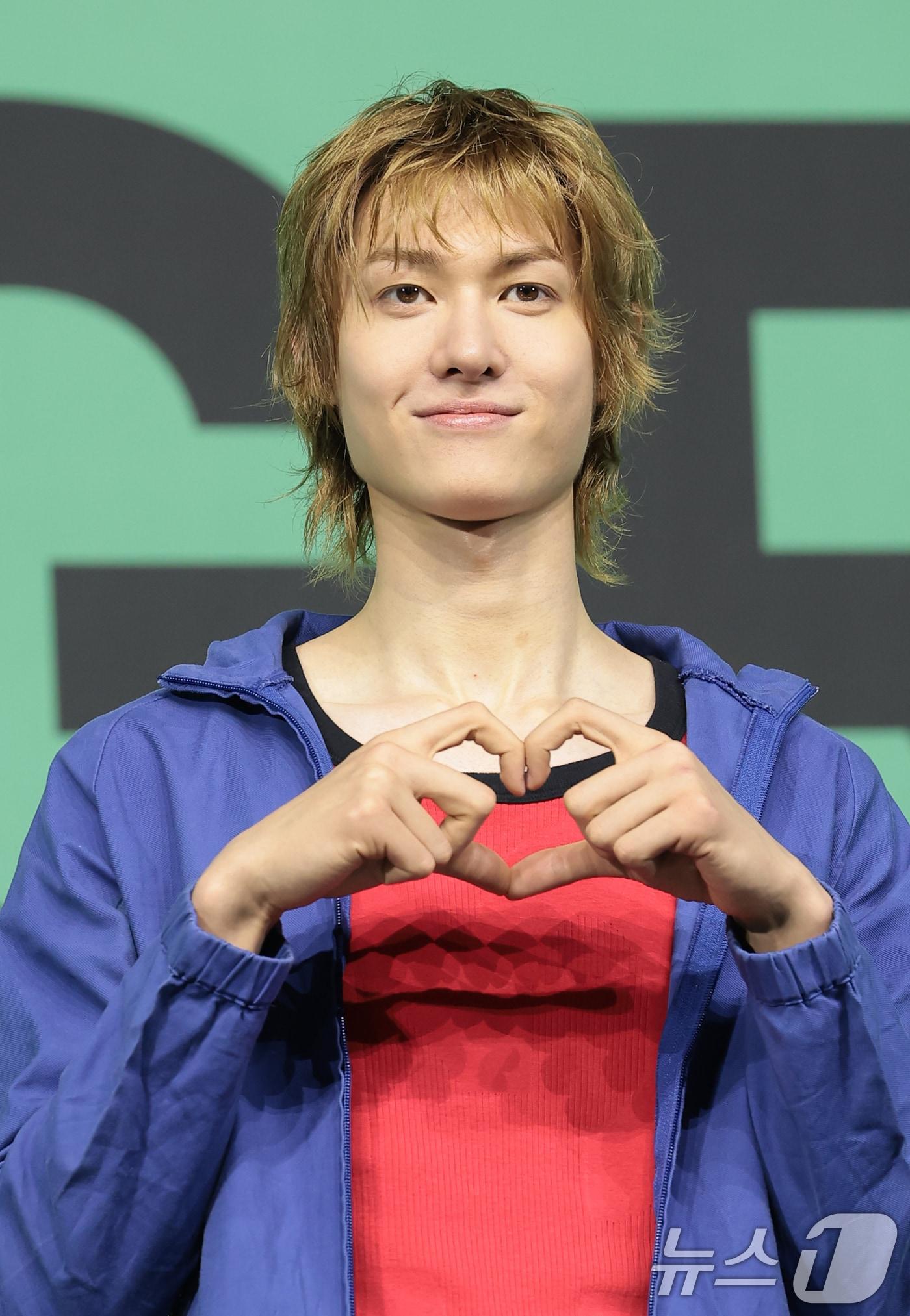 본문 이미지 - 그룹 코르티스(CORTIS)의 마틴이 20일 서울 광진구 예스24라이브홀에서 열린 미니 2집 'GREENGREEN'(그린그린) 발매 쇼케이스에서 포즈를 취하고 있다. 2026.4.20 ⓒ 뉴스1 권현진 기자