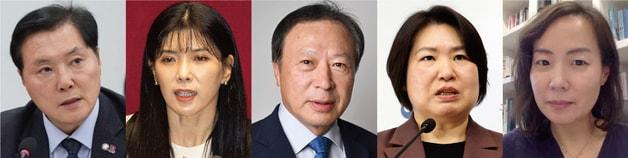 본문 이미지 - 왼쪽부터 조계원 더불어민주당 의원, 이소희 국민의힘 의원, 손용석 한국신문협회 광고협의회장(한국일보 상무), 윤명 소비자시민모임 사무총장, 서수민 서강대 신문방송학과 교수