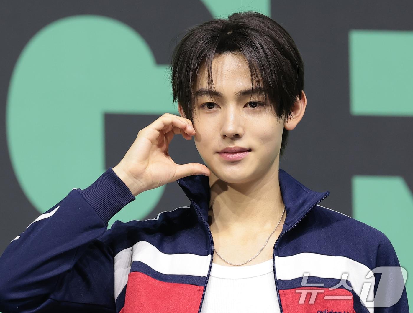 본문 이미지 - 그룹 코르티스(CORTIS)의 성현이 20일 서울 광진구 예스24라이브홀에서 열린 미니 2집 'GREENGREEN'(그린그린) 발매 쇼케이스에서 포즈를 취하고 있다. 2026.4.20 ⓒ 뉴스1 권현진 기자