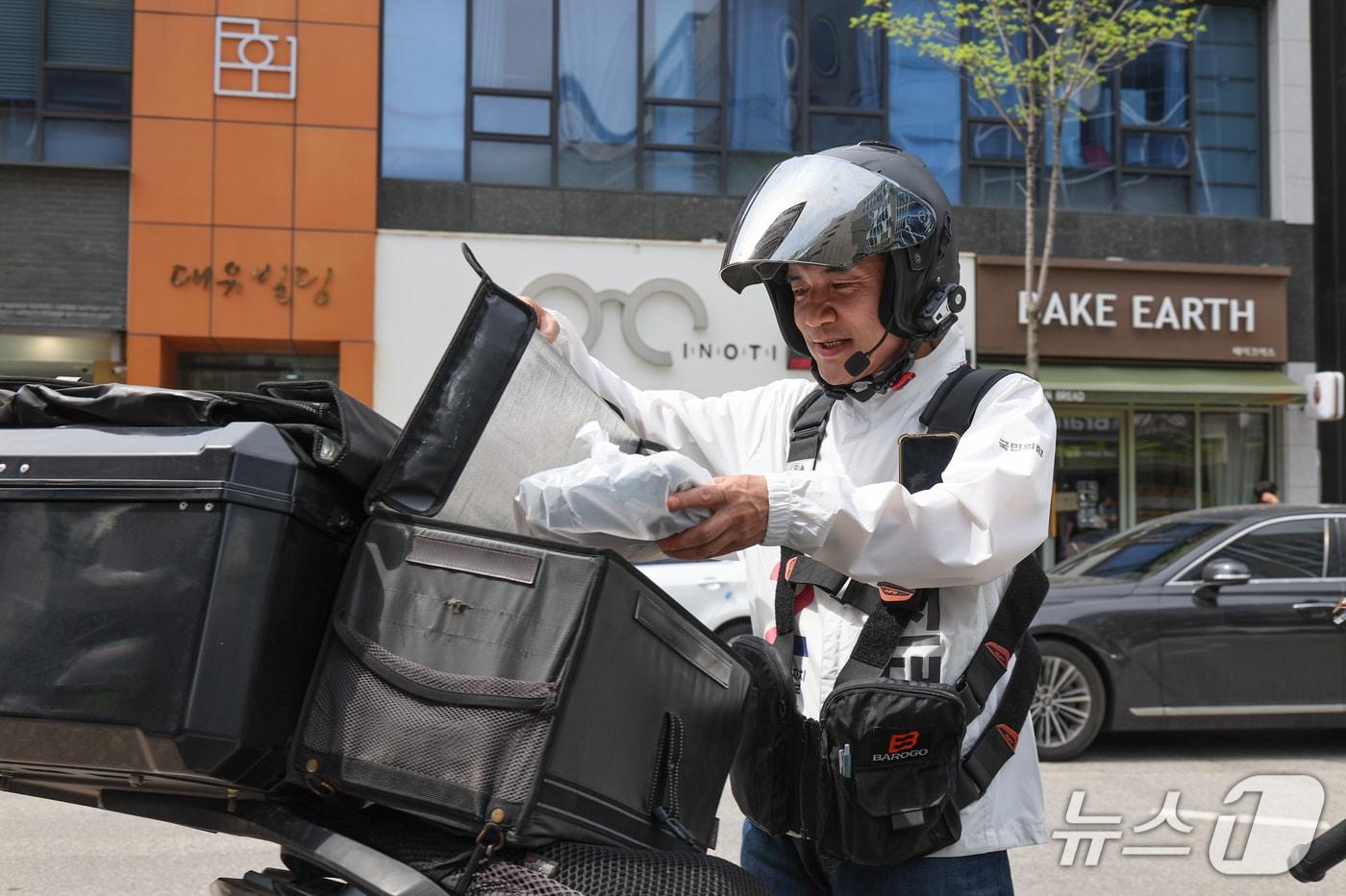 본문 이미지 - 김진태 국민의힘 강원특별자치도지사 후보가 19일 원주시의 한 파스타 가게에서 음식 배달을 한 뒤 배달 라이더들과 간담회를 갖고 현장의 의견을 청취했다.(김진태 예비후보 측 제공. 재판매 및 DB금지)/뉴스1