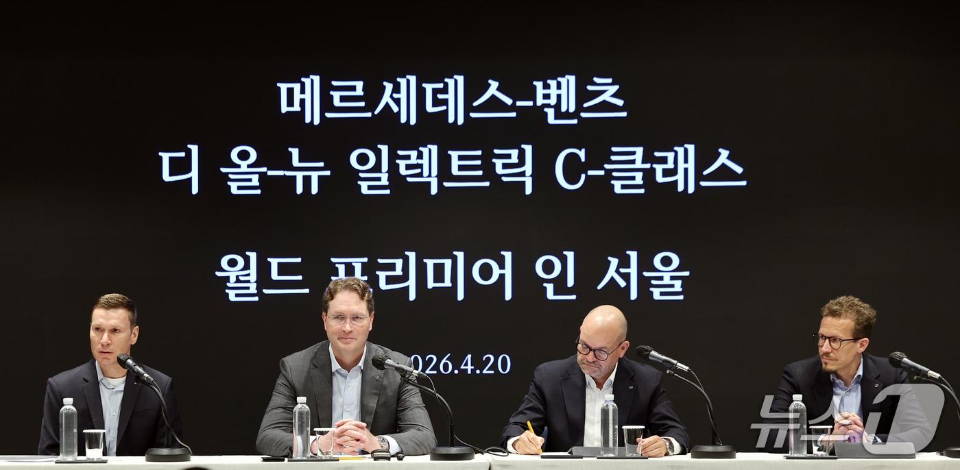 본문 이미지 - 20일 서울 강남구 안다즈 서울강남에서 열린 메르세데스 벤츠의 신차 공개 행사에 세계 최초로 공개되는 ‘디 올-뉴 일렉트릭 C클래스’가 전시되어 있다. ‘디 올-뉴 일렉트릭 C클래스’는 벤츠 글로벌 시장 주요 제품 C클래스의 순수 전기차 모델로 기존 C클래스가 가진 우아함과 주행 성능을 전동화 플랫폼에 그대로 녹여 내면서도 최신 IT 기술에 민감한 한국 소비자들의 눈높이에 맞춘 혁신적인 기술력을 대거 선보일 것으로 알려졌다. 2026.4.20 ⓒ 뉴스1 김진환 기자