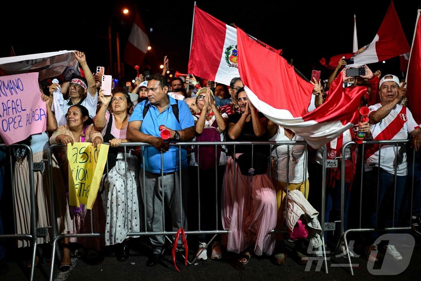 본문 이미지 - 19일(현지시간) 페루 대선 결과 발표 후 리마에서 열린 부정선거 의혹에 항의하는 시위에 페루 대선 후보 라파엘 로페스 알리아가의 지지자들이 참가했다. 2026.04.19. ⓒ AFP=뉴스1