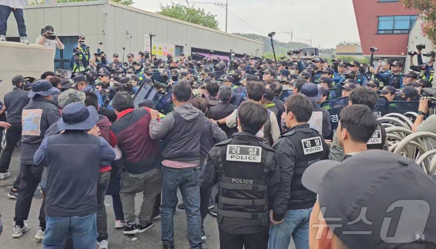 본문 이미지 - 20일 경남 진주시 정촌면 CU 진주물류센터 앞에서 경찰이 진입을 시도하는 민주노총 화물연대 CU지회 노조원들을 막아 서고 있다. 이날 현장에서는 화물차와 집회 참가자 3명이 충돌해 1명이 숨지고 2명이 다치는 사고가 발생했다. 2026.4.20 ⓒ 뉴스1 한송학 기자