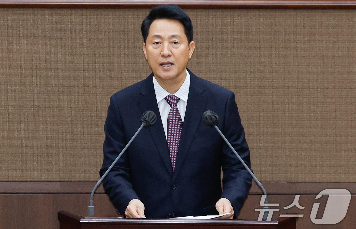 본문 이미지 - 오세훈 서울시장이 20일 오후 중구 서울시의회에서 열린 제335회 임시회 제1차 본회의에 참석해 2026년도 제1회 추가경정예산안 제출에 따른 시정연설을 하고 있다. 2026.4.20 ⓒ 뉴스1 안은나 기자