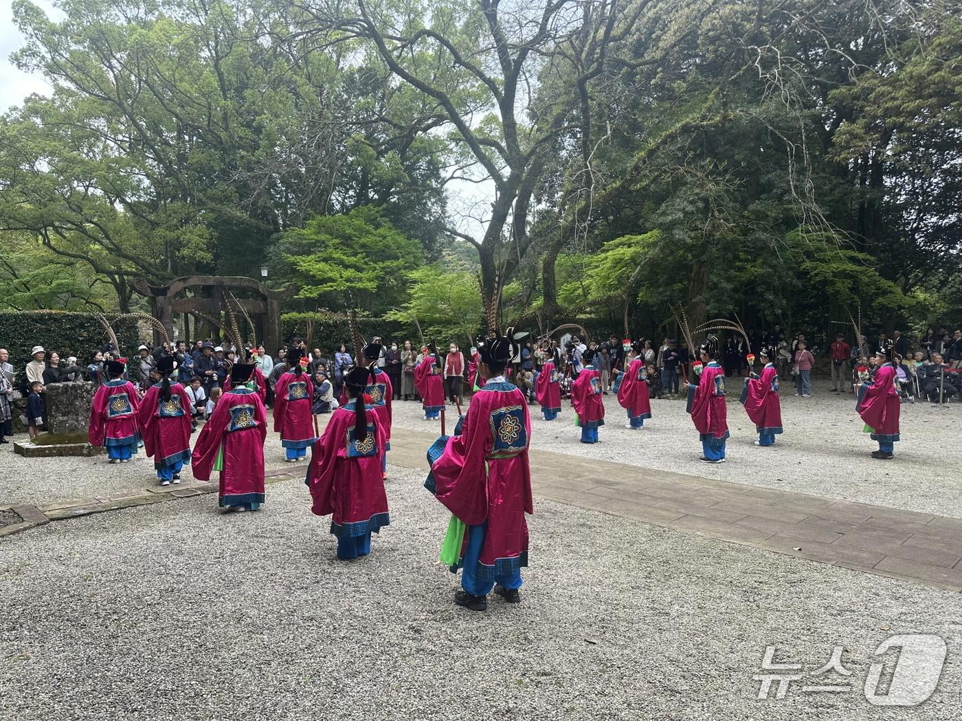 본문 이미지 - 타쿠시의 학생들이 석전춤釈菜舞 을 올리고 있다.