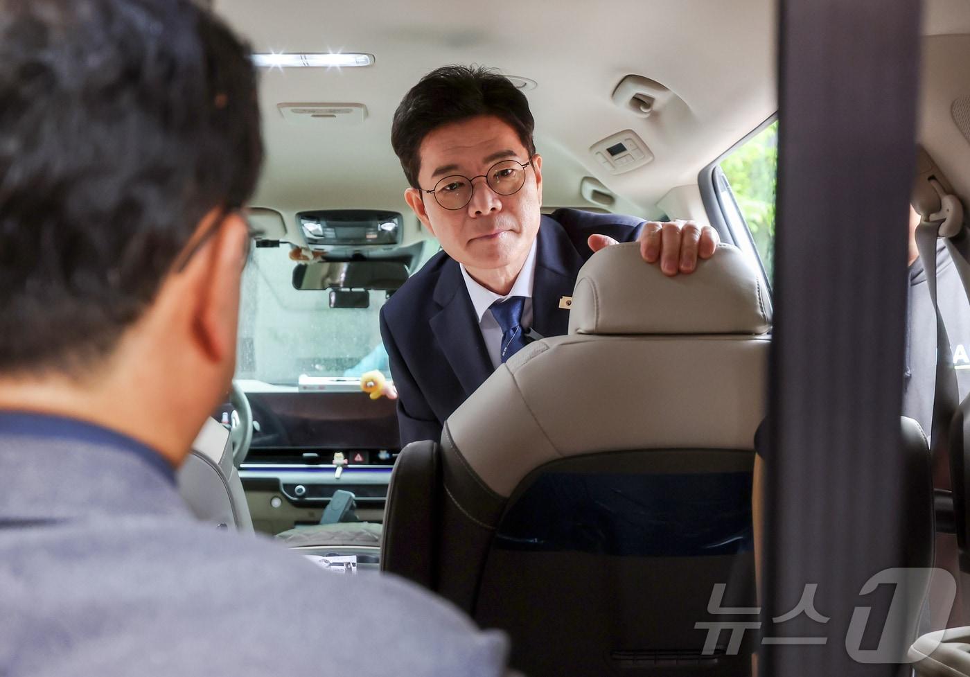 본문 이미지 - 정원오 더불어민주당 서울시장 후보가 20일 오후 서울 성동구 금호스포츠센터 주차장에서 열린 찾아가는 서울人터뷰 '장애인 콜택시편'에서 장애인 콜택시 내부를 살펴보고 있다. 2026.4.20 ⓒ 뉴스1 김진환 기자