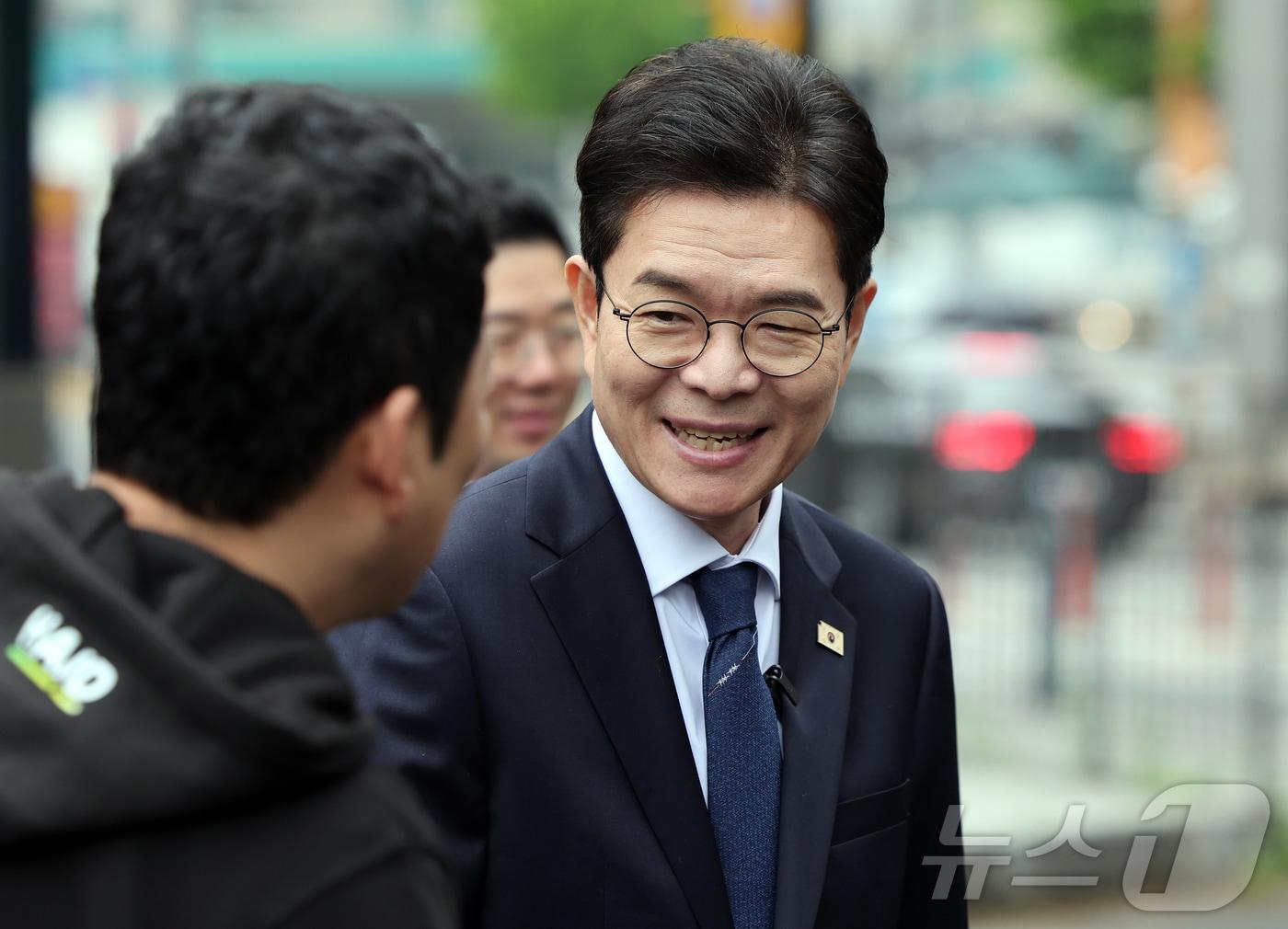 본문 이미지 - 정원오 더불어민주당 서울시장 후보가 20일 오후 서울 성동구 금호스포츠센터 주차장에서 열린 찾아가는 서울人터뷰 '장애인 콜택시편'에서 장애인 콜택시 업체 대표와 대화를 나누고 있다. 2026.4.20 ⓒ 뉴스1 김진환 기자