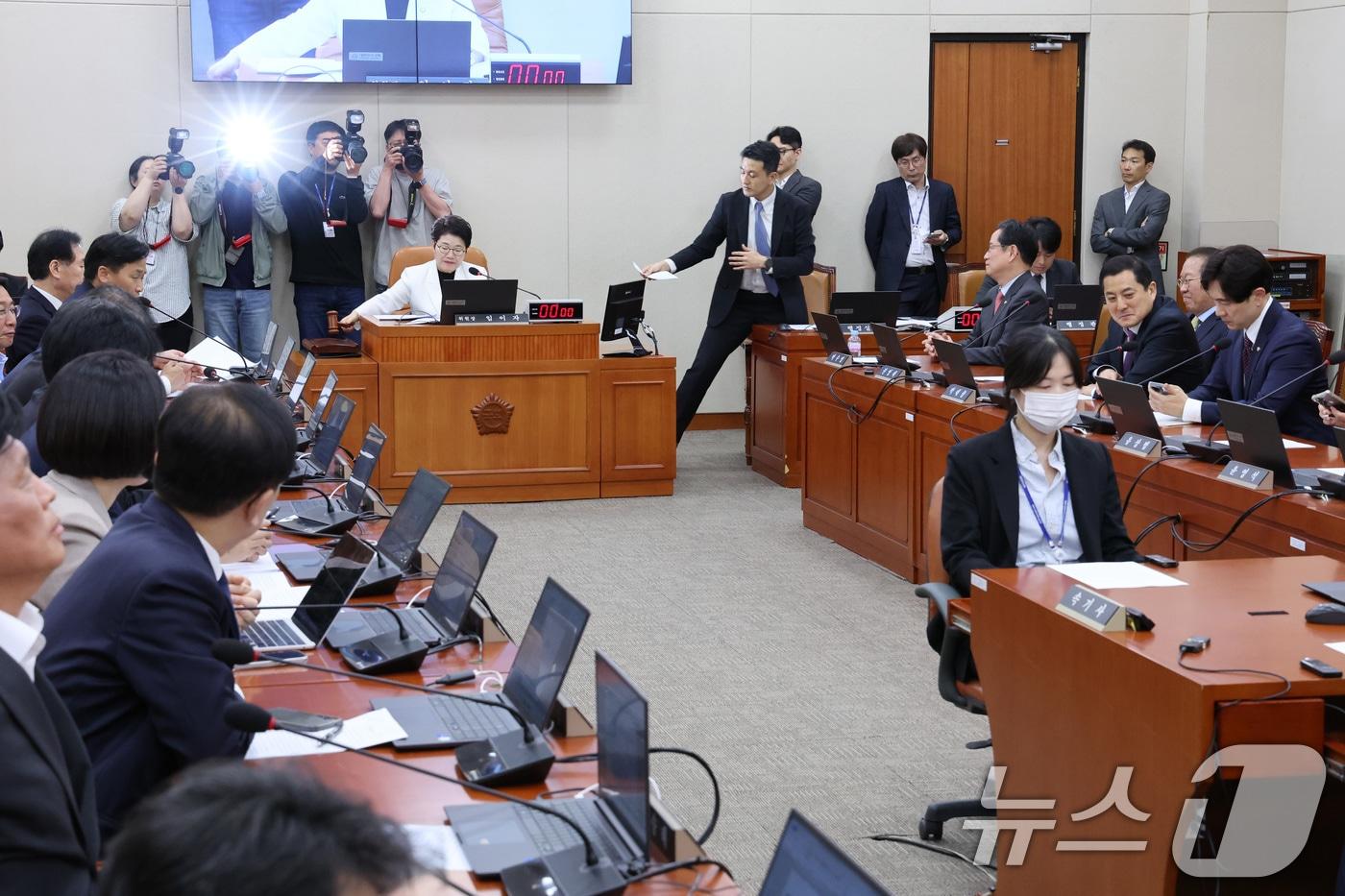 본문 이미지 - 임이자 위원장이 20일 서울 여의도 국회에서 열린 재정경제기획위원회 전체회의에서 한국은행 총재후보자(신현송) 인사청문경과보고서 채택의 건을 가결하고 있다. 2026.4.20 ⓒ 뉴스1 신웅수 기자