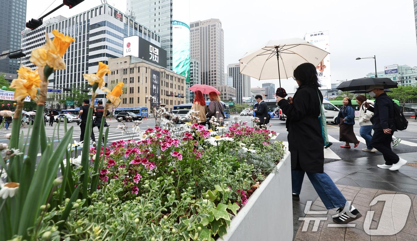 본문 이미지 - 봄비가 내린 지난달 20일 오후 서울 종로구 광화문광장에서 시민들이 우산을 쓰고 발걸음을 옮기고 있다. 2026.4.20 ⓒ 뉴스1 최지환 기자
