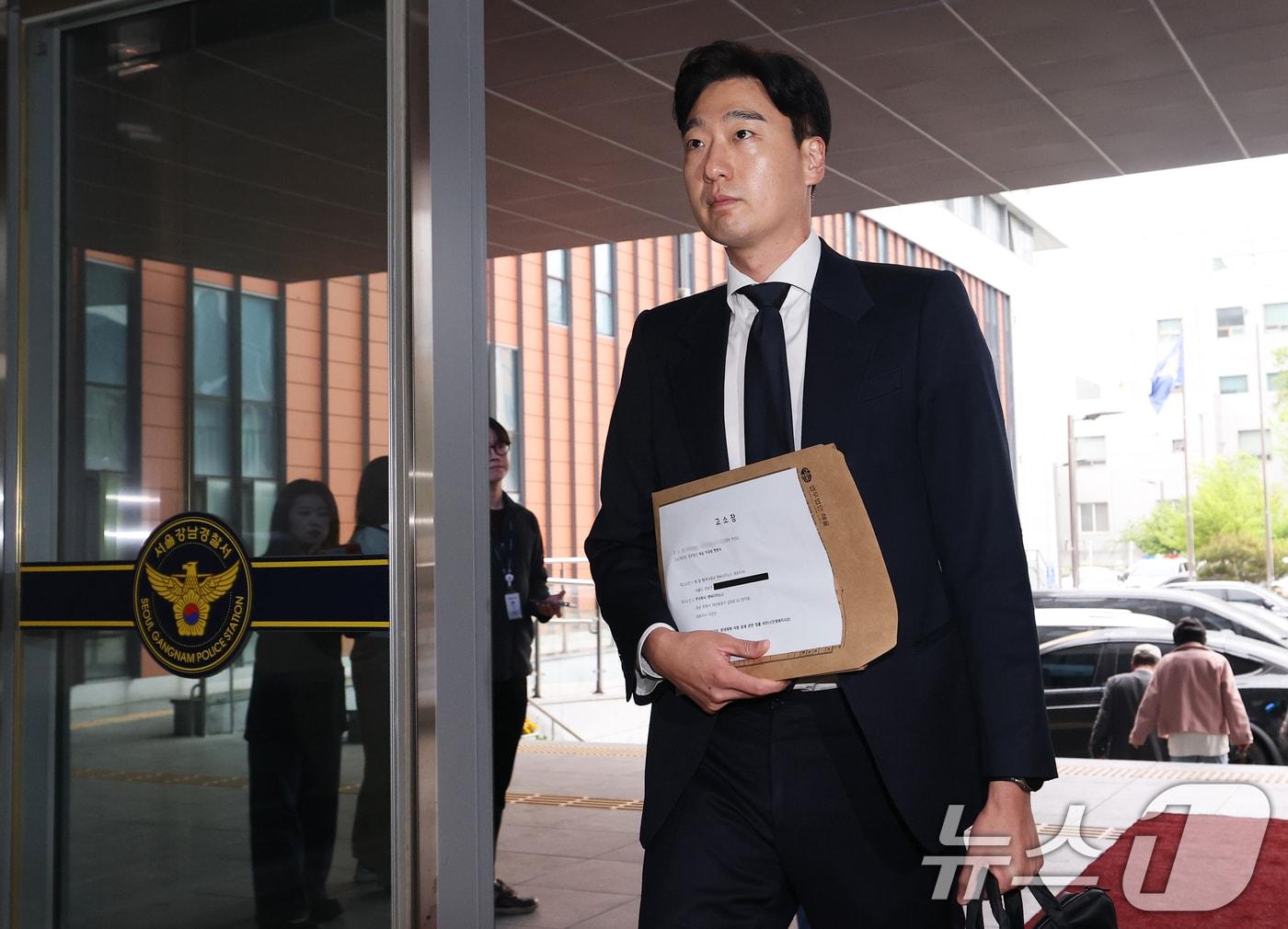본문 이미지 - 창원NC파크 외장 구조물 추락 사고사 유족을 대리하는 이규성(법무법인 해율) 변호사가 서울 강남경찰서에서 NC다이노스 구단 측을 중대재해처벌법 위반 혐의로 고소하기 위해 고소장을 들고 민원실로 향하고 있다. 2026.4.20 ⓒ 뉴스1 오대일 기자