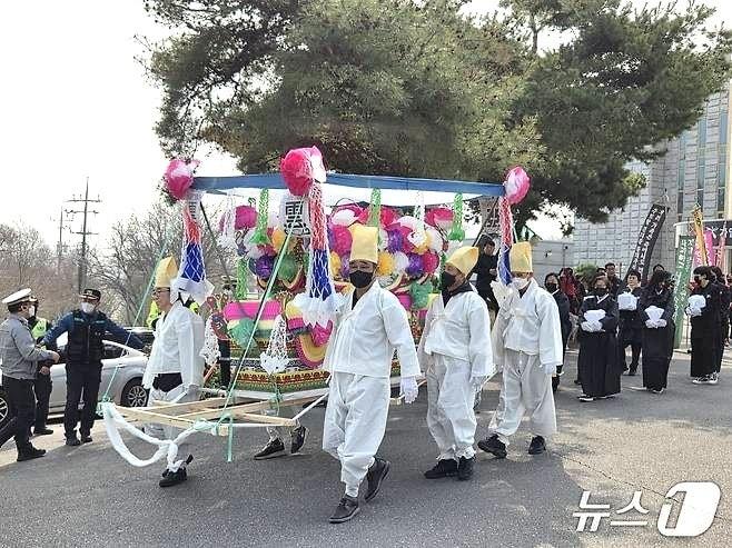 본문 이미지 - 자임유가족협의회가 지난 3월 27일 오전 10시께 상여 시위를 열고 자임추모공원에서 전북도청까지 행진하고 있다.2026.3.27/뉴스1 문채연 기자