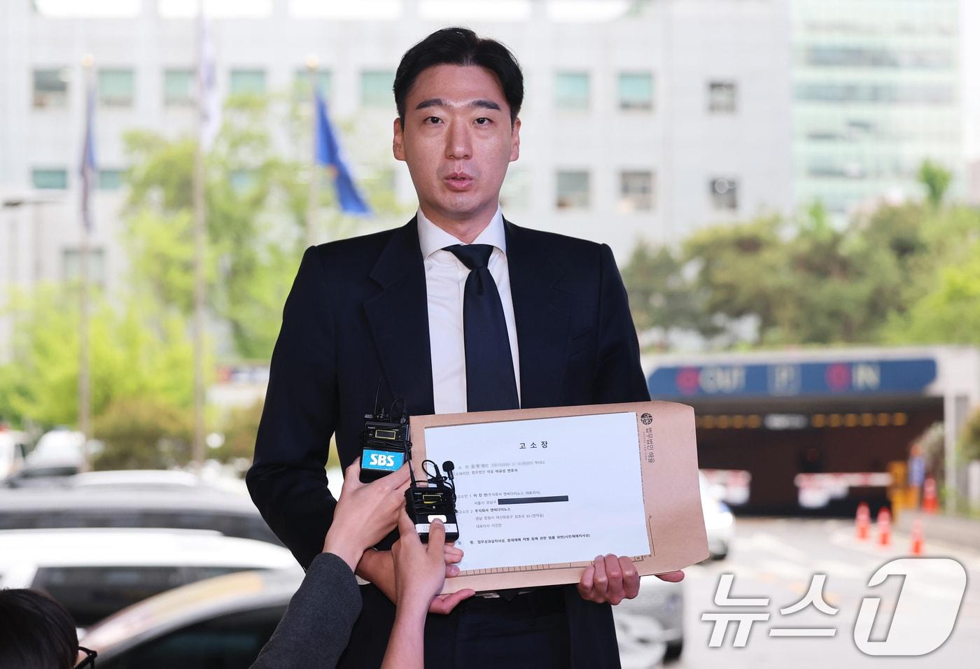 본문 이미지 - 창원NC파크 외장 구조물 추락 사고사 유족측 법률대리인인 이규성(법무법인 해율) 변호사가 20일 오후 서울 강남경찰서에서 NC다이노스 구단 측을 중대재해처벌법 위반 혐의로 고소하며 입장을 밝히고 있다. 2026.4.20 ⓒ 뉴스1 오대일 기자